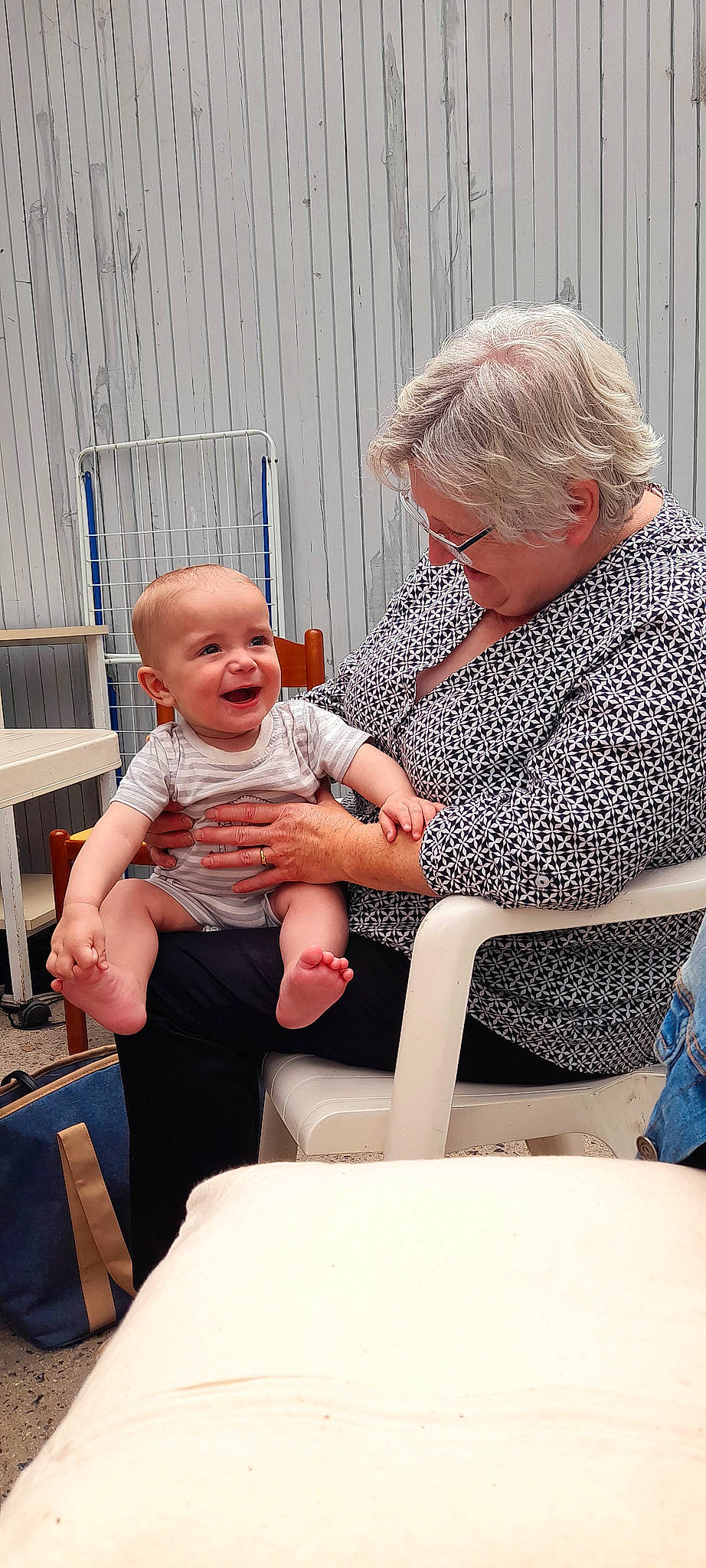 Naël participe au concours pour gagner de l'argent avec cette photo : baby, baby_products, baby_toddler_clothing, chair, child, comfort, event, eyewear, fun, furniture, happy, lap, person, sharing, sitting, skin, smile, thigh, thumb, toddler