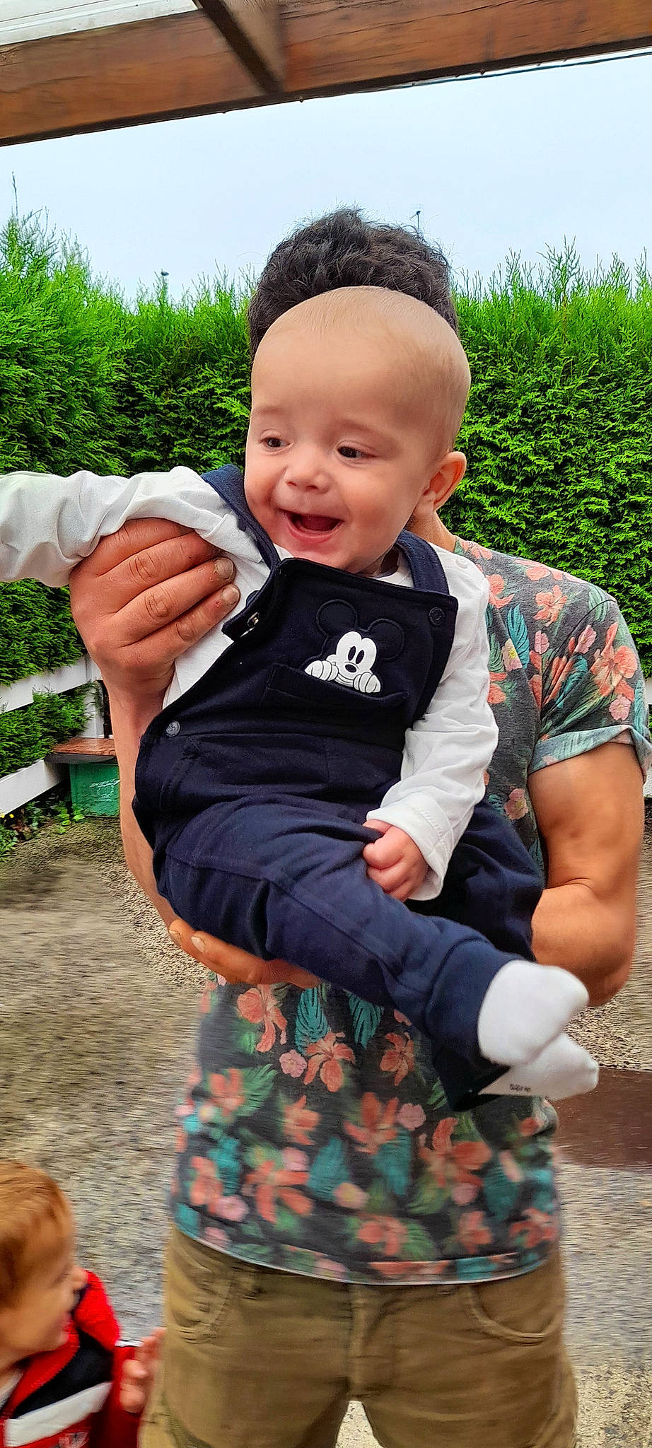 Naël participe au concours pour gagner de l'argent avec cette photo : baby, baby_toddler_clothing, cool, eye, finger, fun, grass, green, hand, happy, leisure, mammal, people_in_nature, person, plant, skin, sky, sleeve, smile, standing