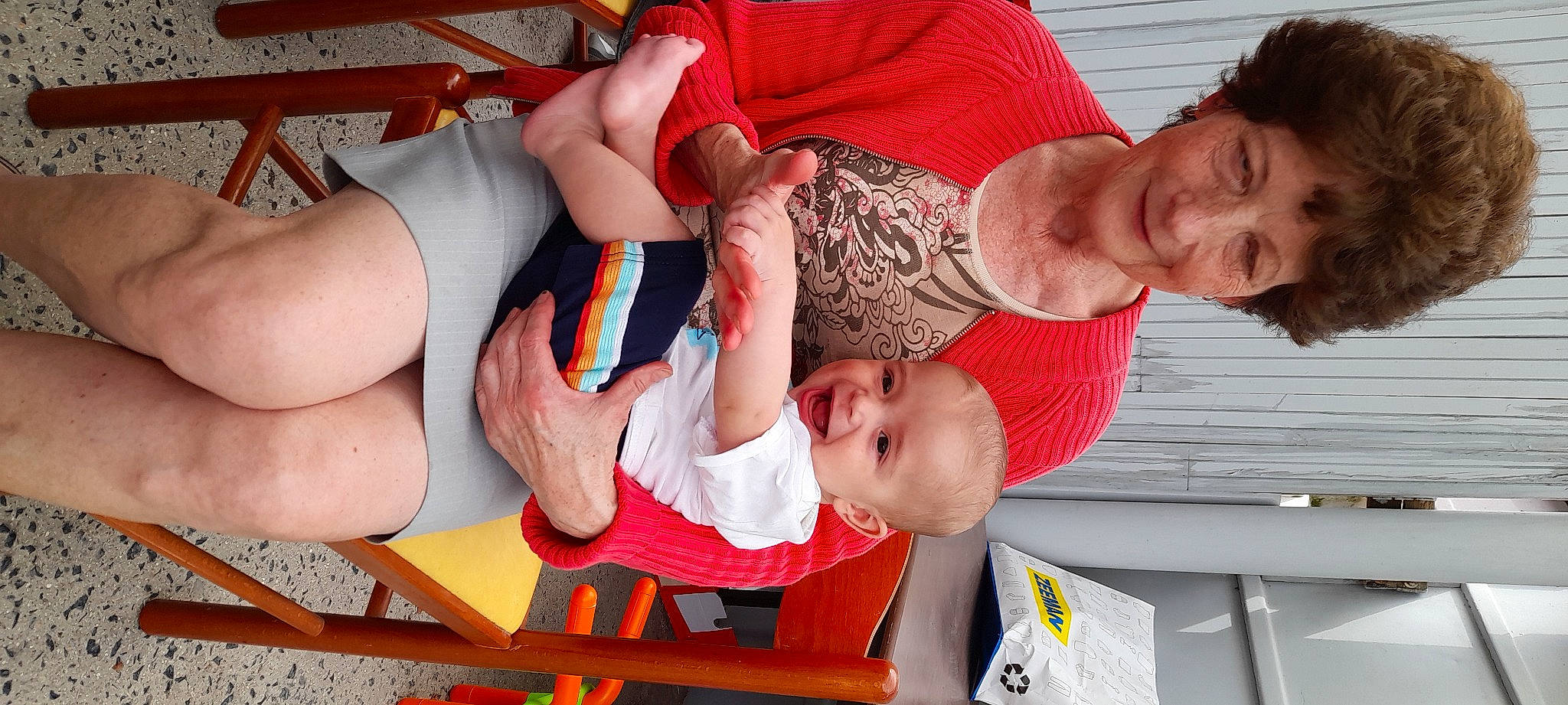 Naël a rejoint le concours — aidez-le/la à gagner de superbes lots ! abdomen, arm, child, facial_expression, fun, happy, human_body, joint, joy, knee, leisure, mouth, person, red, shorts, smile, summer, sunglasses, thigh, trunk