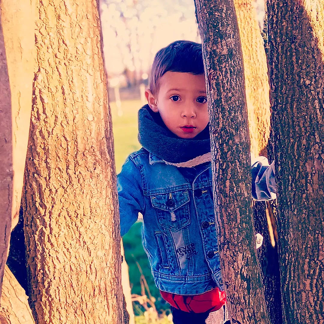 Noah a rejoint le concours — aidez-le/la à gagner de superbes lots ! adaptation, black_hair, cool, denim, face, flash_photography, fun, happy, headgear, headwear, human_body, iris, morning, outerwear, people_in_nature, person, sleeve, standing, street_fashion, sunlight