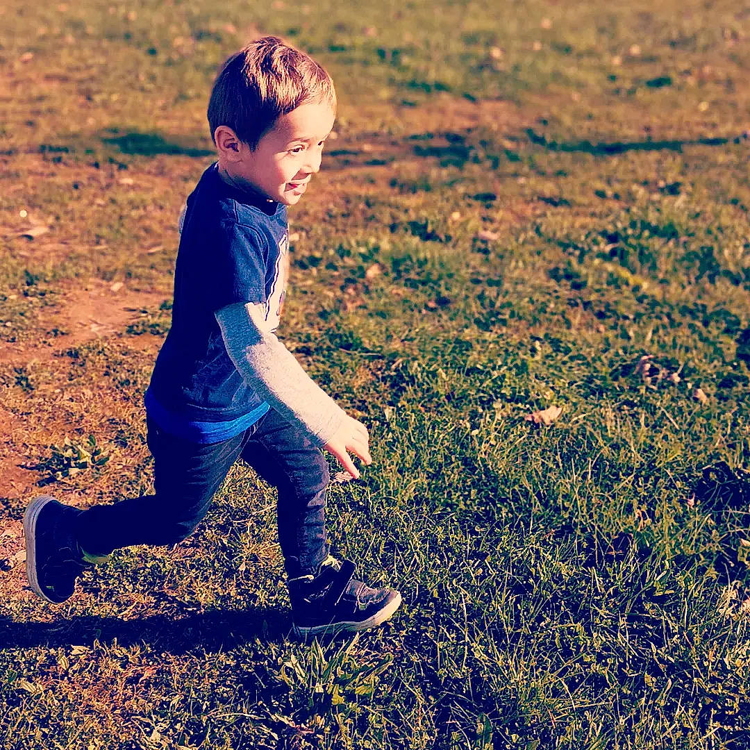 Noah a rejoint le concours — aidez-le/la à gagner de superbes lots ! child, electric_blue, field, flash_photography, fun, grass, grass_family, grassland, happy, horizon, landscape, nature, people_in_nature, person, shadow, sitting, soil, sunlight, sunset, tints_and_shades