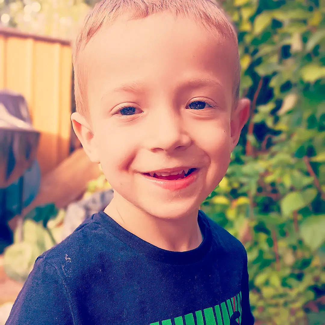 Noah participe au concours pour gagner de l'argent avec cette photo : cheek, cloud, cool, ear, electric_blue, eyebrow, eyelash, forehead, fun, happy, iris, jaw, joy, lip, morning, nose, organ, people_in_nature, person, smile