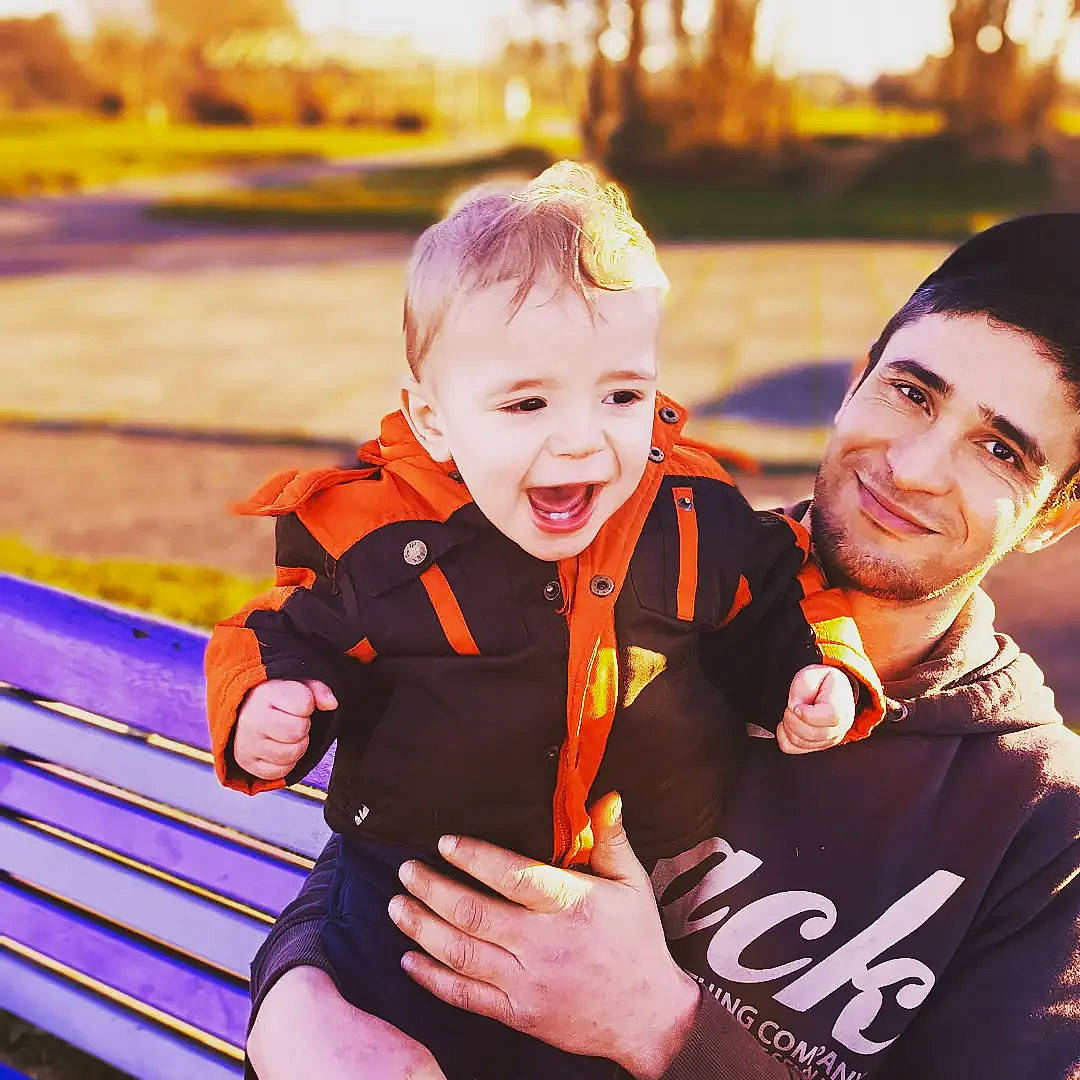 Nael participe au concours pour gagner de l'argent avec cette photo : child, cool, event, flash_photography, fun, gesture, grass, hand, happy, joy, leisure, orange, people_in_nature, person, photograph, recreation, smile, snapshot, sportswear, t_shirt