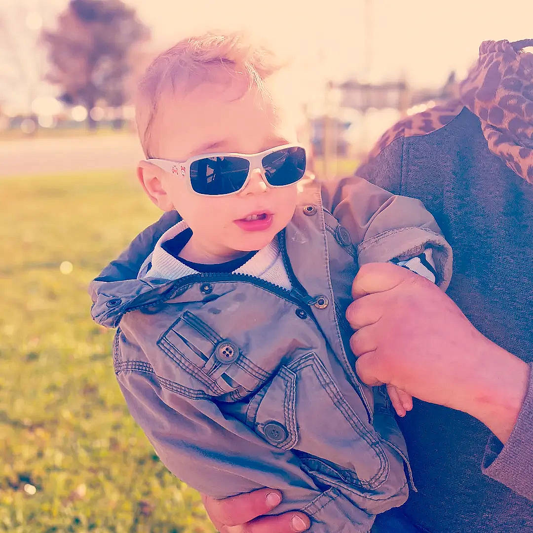 Nael participe au concours pour gagner de l'argent avec cette photo : baby, cloud, cool, eyewear, glasses, goggles, grass, happy, lip, person, personal_protective_equipment, plant, sleeve, street_fashion, summer, sunglasses, sunlight, t_shirt, toddler, tree