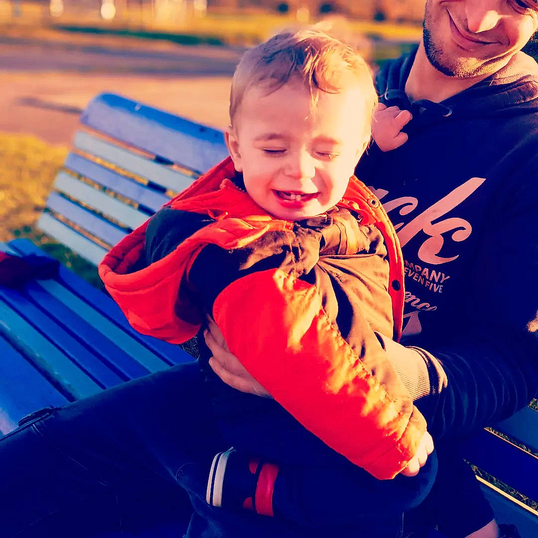 Nael a rejoint le concours — aidez-le/la à gagner de superbes lots ! blue, child, cool, electric_blue, face, fun, grass, happy, leisure, lifejacket, orange, person, photograph, recreation, sitting, sky, sleeve, snapshot, t_shirt, toddler