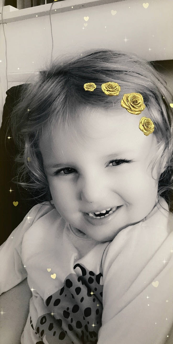 Inaya participe au concours pour gagner de l'argent avec cette photo : black_and_white, black_hair, cheek, child, child_model, eye, eyebrow, face, fashion_accessory, forehead, hair, hair_accessory, hairstyle, headpiece, iris, lip, person, photography, smile, toddler