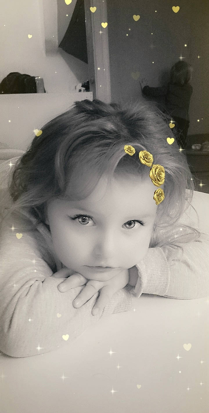 Inaya participe au concours pour gagner de l'argent avec cette photo : beauty, black_and_white, cheek, child, eye, eyebrow, face, forehead, hair, hairstyle, head, headpiece, iris, lip, nose, person, photograph, skin, snapshot, toddler