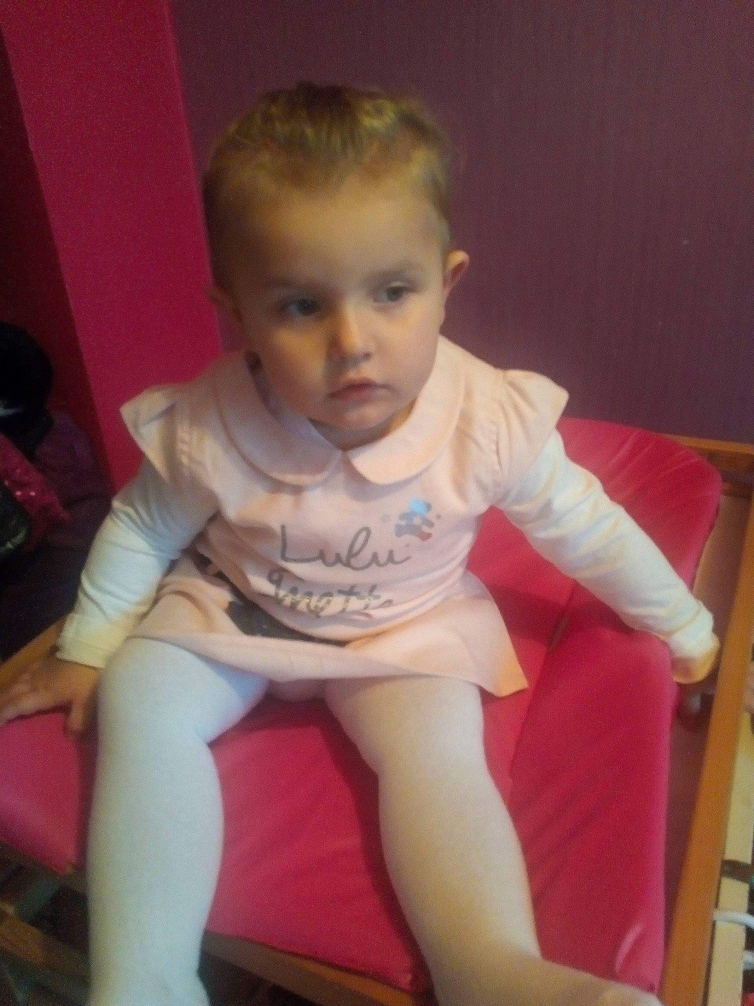 Inaya a rejoint le concours — aidez-le/la à gagner de superbes lots ! arm, blond, cheek, child, day, finger, girl, hair, hairstyle, hand, human_body, human_hair_color, joint, leg, muscle, organ, person, shoulder, sitting, skin