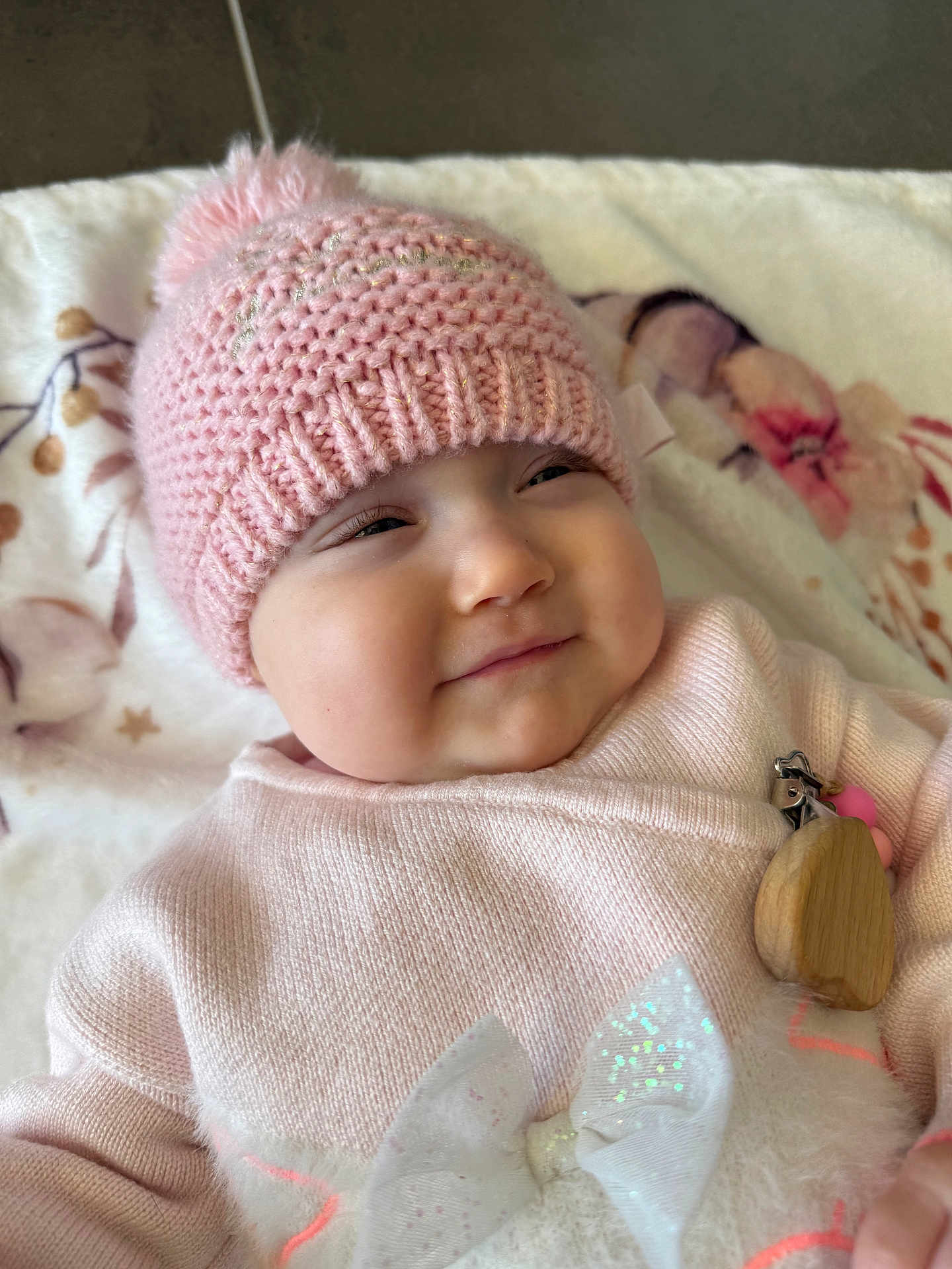 Giulia a rejoint le concours — aidez-le/la à gagner de superbes lots ! baby, infant, child, pink_hat, knit_hat, blanket, smiling, portrait, closeup, cheeks, clothing, pacifier_clip, wooden_teether, bow, cozy, home, lying_down, adorable, eyes_squint, soft_texture