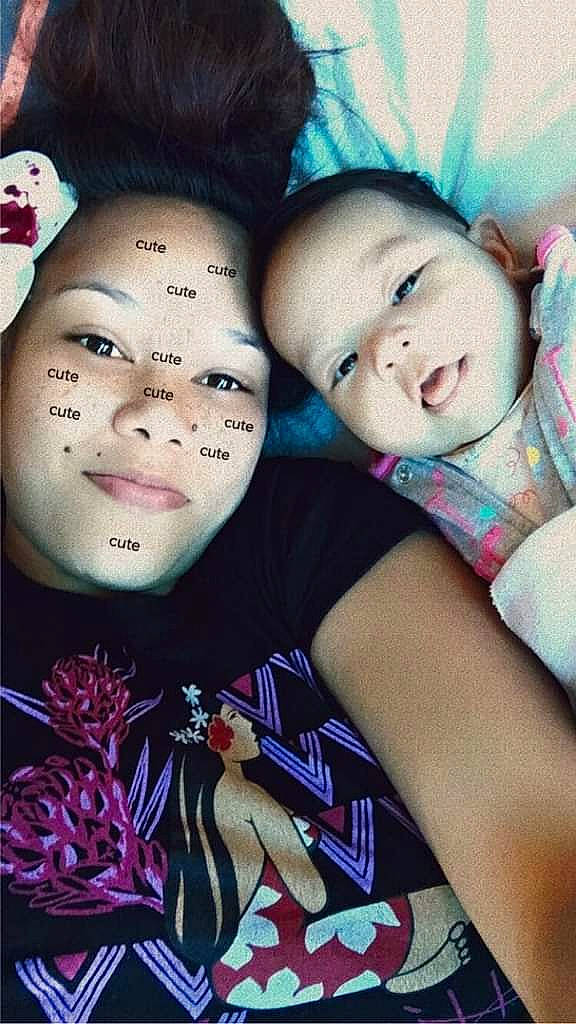 Tauhiti Raitiare Kembely Skye participe au concours pour gagner de l'argent avec cette photo : cheek, chin, comfort, cool, eye, eyebrow, eyelash, facial_expression, finger, hairstyle, happy, head, lip, mouth, nose, person, pink, skin, sleeve, textile