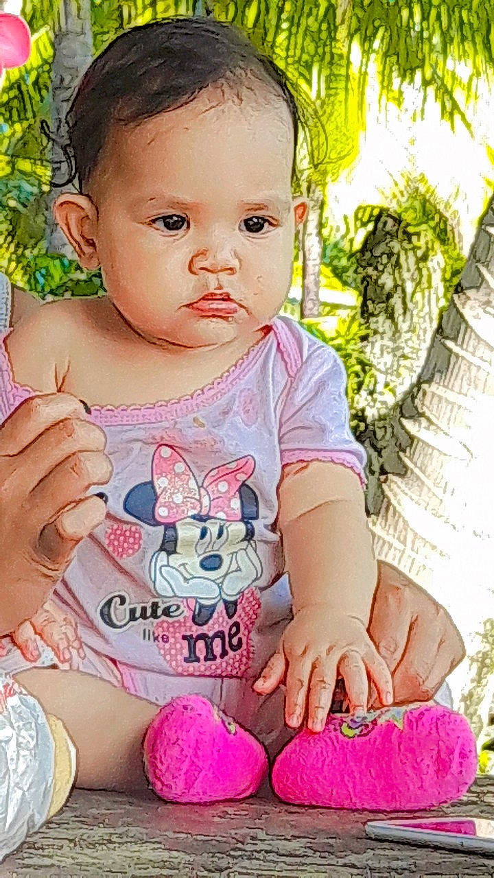 Tauhiti Raitiare Kembely Skye a rejoint le concours — aidez-le/la à gagner de superbes lots ! baby, baby_toddler_clothing, cheek, eye, grass, hairstyle, happy, head, iris, lip, mouth, neck, nose, people_in_nature, person, photograph, pink, skin, sleeve, toddler