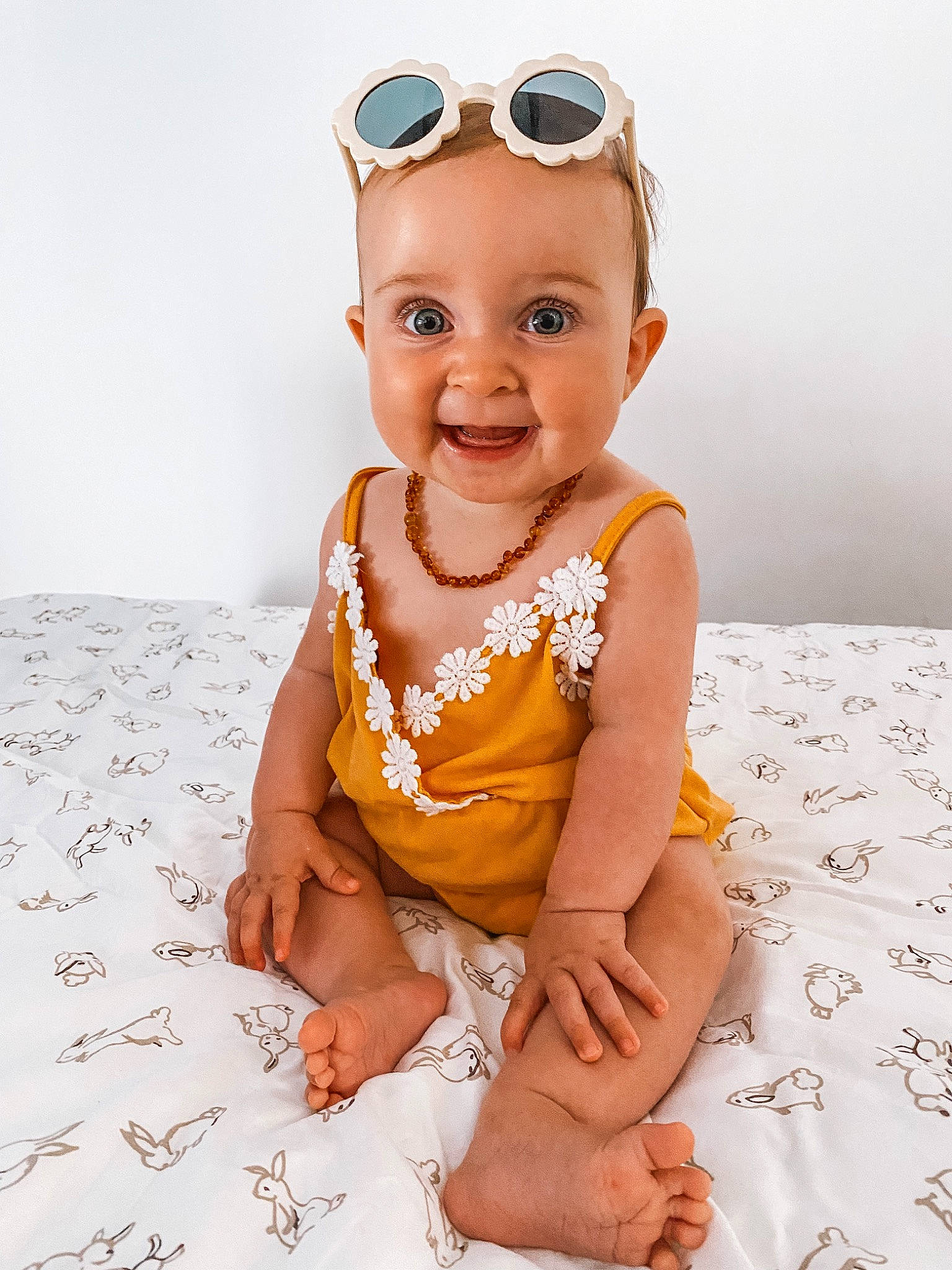 Hilyana a rejoint le concours — aidez-le/la à gagner de superbes lots ! baby, baby_toddler_clothing, cheek, child, chin, eyewear, face, fashion_accessory, goggles, happy, head, human_leg, pattern, person, pink, skin, sleeve, smile, sunglasses, toddler