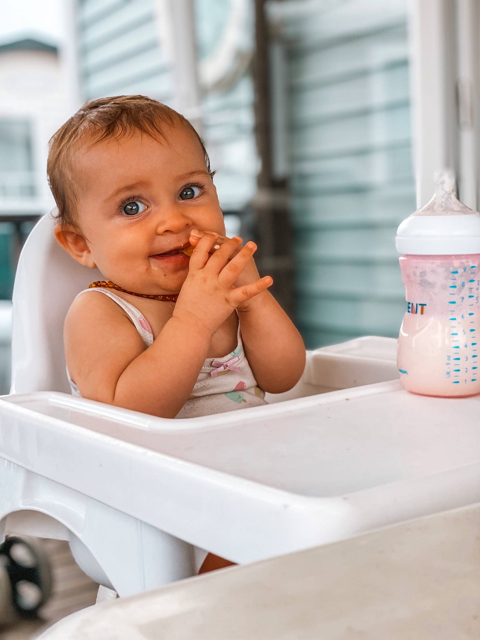 Hilyana participe au concours pour gagner de l'argent avec cette photo : baby, baby_toddler_clothing, cheek, child, drinkware, finger, fun, happy, leisure, lid, person, plastic_bottle, portrait_photography, product, room, sitting, skin, table, toddler, vacation