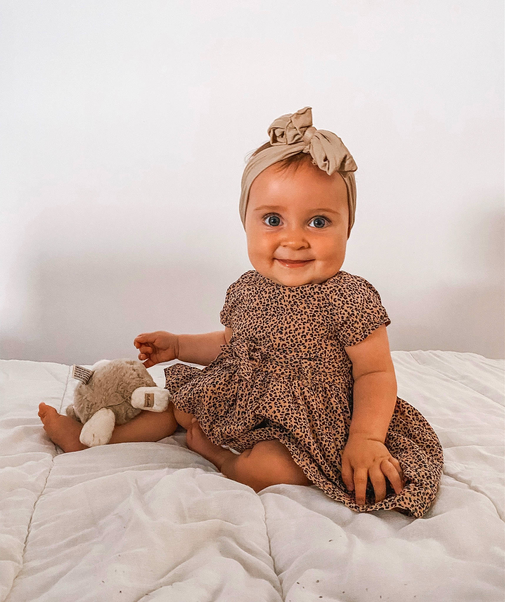 Hilyana a rejoint le concours — aidez-le/la à gagner de superbes lots ! baby, baby_toddler_clothing, comfort, embellishment, fashion_accessory, flash_photography, flooring, happy, headgear, headpiece, iris, joy, linens, pattern, person, sitting, sleeve, smile, textile, toddler