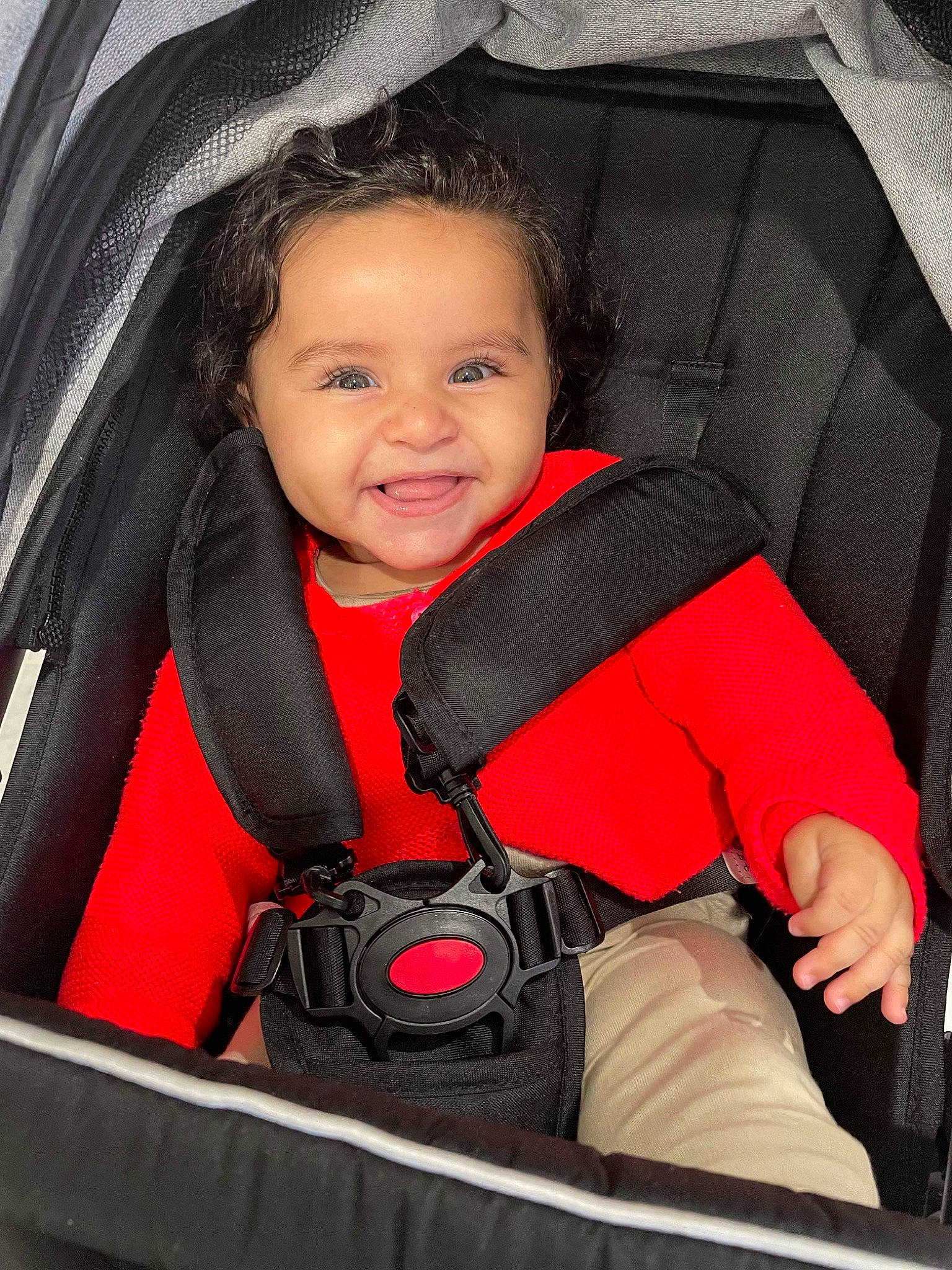 Nayla Nour participe au concours pour gagner de l'argent avec cette photo : auto_part, automotive_design, baby, baby_carriage, baby_products, car_seat, car_seat_cover, comfort, eye, flash_photography, happy, head_restraint, motor_vehicle, person, product, seat_belt, smile, steering_wheel, toddler, travel