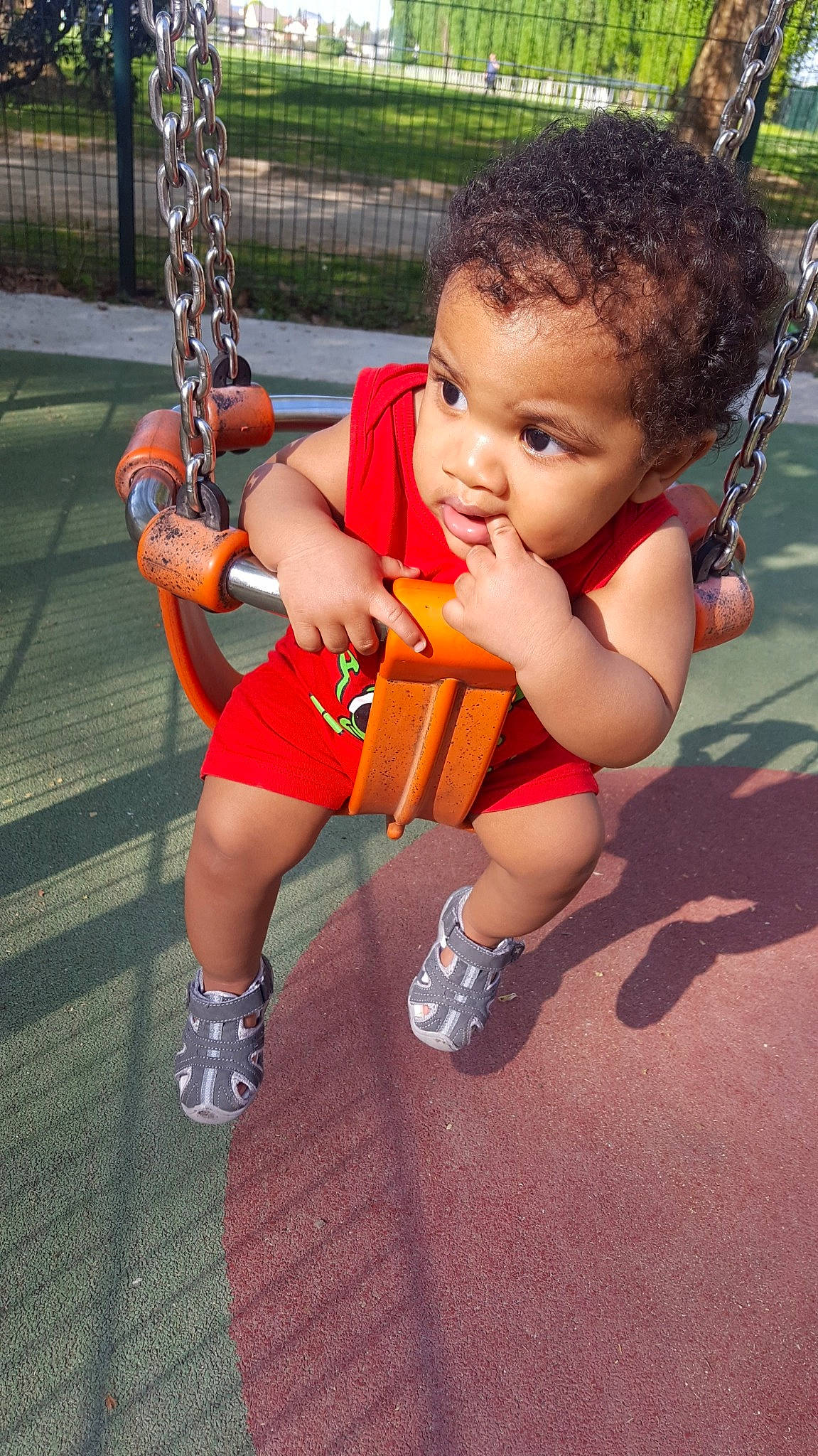 Brayan participe au concours pour gagner de l'argent avec cette photo : baby, child, city, fun, human_settlement, outdoor_play_equipment, person, play, playground, public_space, recreation, smile, summer, swing, toddler, vacation