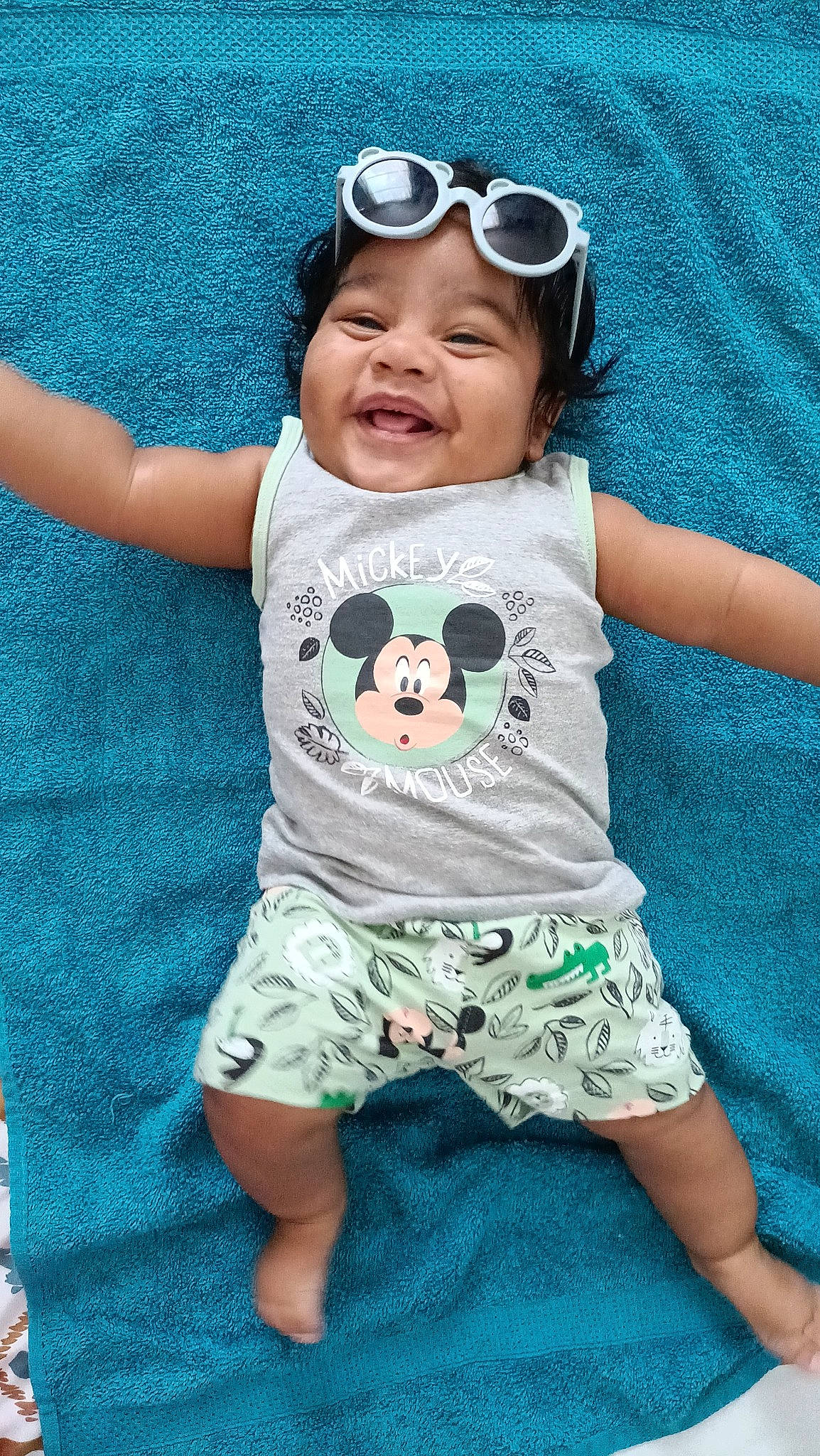 Brayden a rejoint le concours — aidez-le/la à gagner de superbes lots ! aqua, baby, baby_toddler_clothing, beauty, blue, cool, eyewear, face, gesture, green, happy, head, headwear, pattern, person, pink, shorts, sleeve, t_shirt, toddler