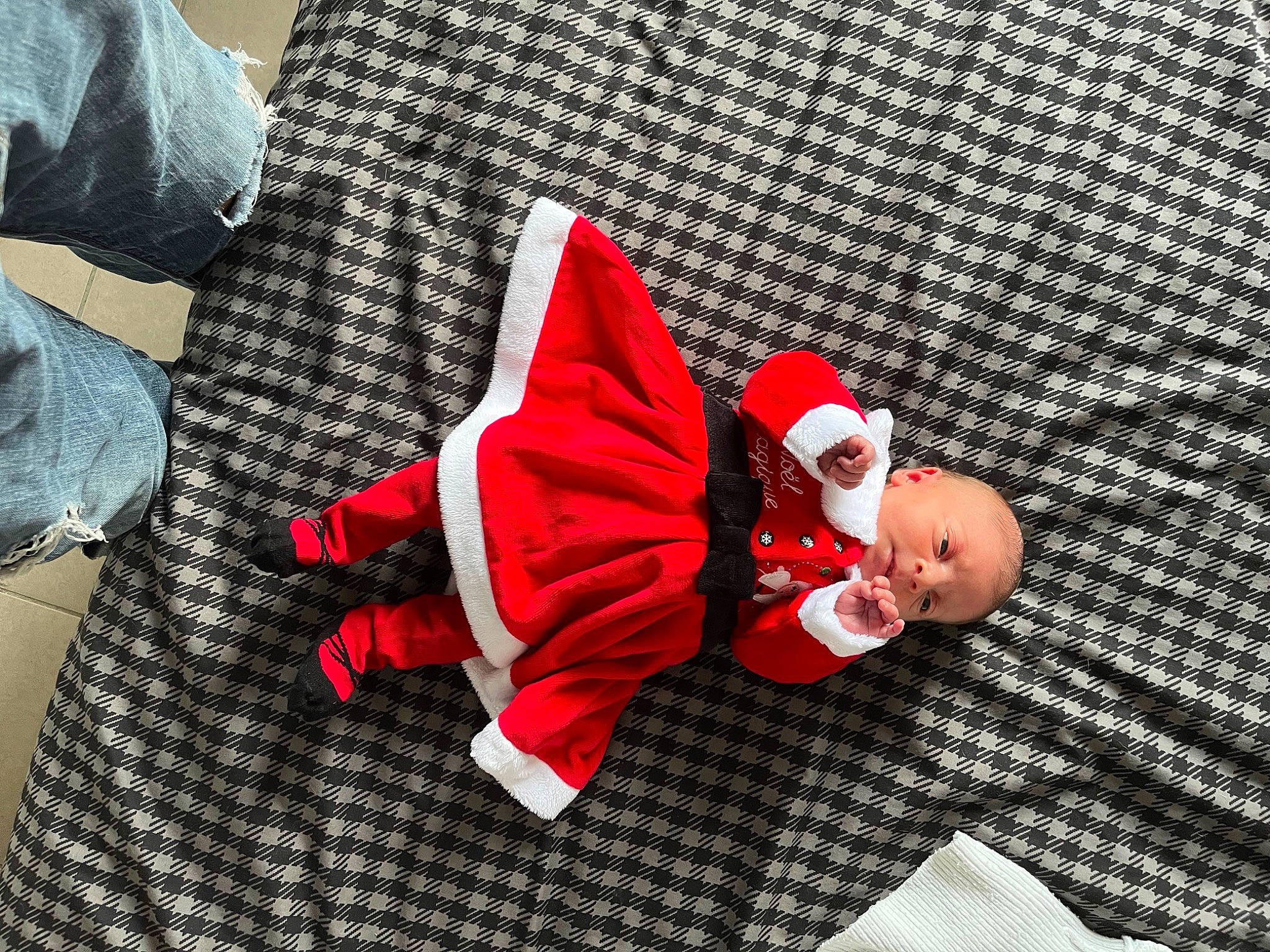 Luna a rejoint le concours — aidez-le/la à gagner de superbes lots ! baby, baby_products, baby_toddler_clothing, carmine, child, comfort, design, fictional_character, flooring, fun, linens, nap, pattern, person, plaid, red, sitting, sleeve, textile, toddler