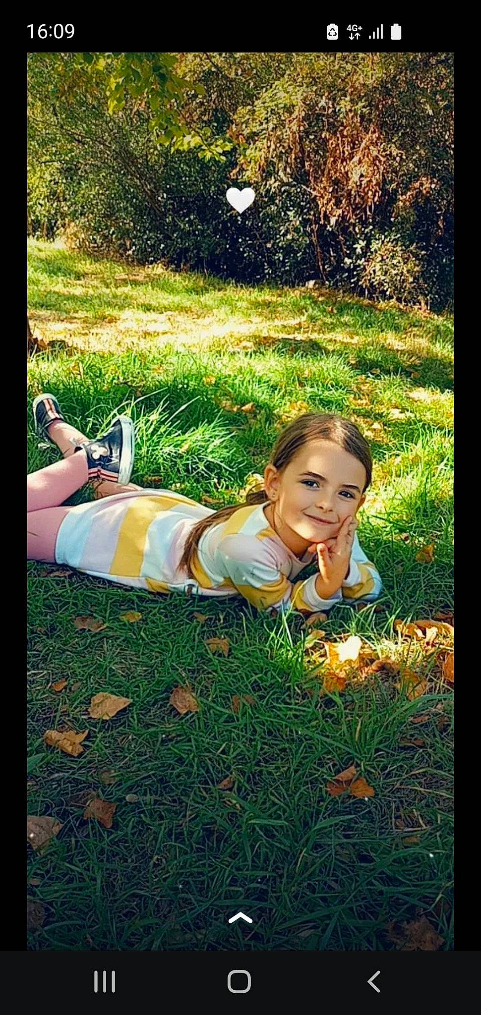 Monica a rejoint le concours — aidez-le/la à gagner de superbes lots ! botany, child, flash_photography, friendship, fun, grass, grassland, green, happy, joy, landscape, lawn, leisure, meadow, natural_landscape, people_in_nature, person, plant, smile, sunlight