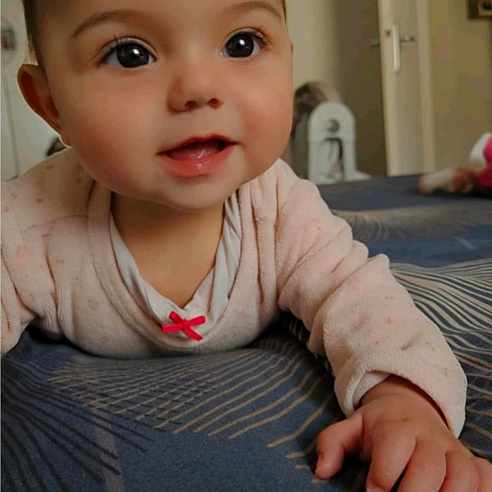 Giulia participe au concours pour gagner de l'argent avec cette photo : baby, babycrawling, bed, bedroom, bodypart, clothing, crawling, face, finger, furniture, hand, happy, head, indoors, pants, person, photography, portrait, sitting, smile