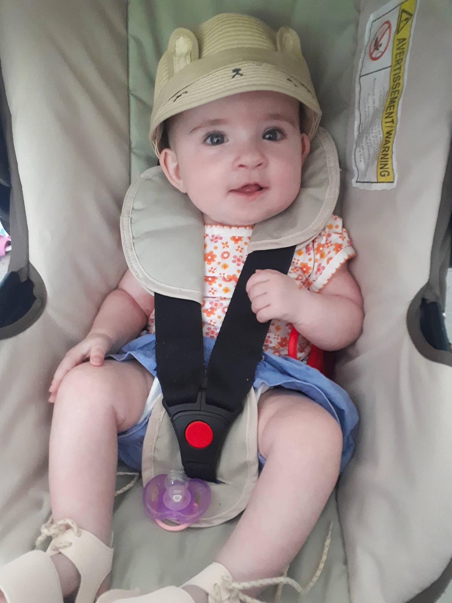 Amélia a rejoint le concours — aidez-le/la à gagner de superbes lots ! auto_part, baby, baby_carriage, baby_in_car_seat, baby_products, baby_safety, baby_toddler_clothing, cap, car_seat, child, electric_blue, fashion_accessory, hat, headwear, pattern, person, pink, sitting, sleeve, sun_hat