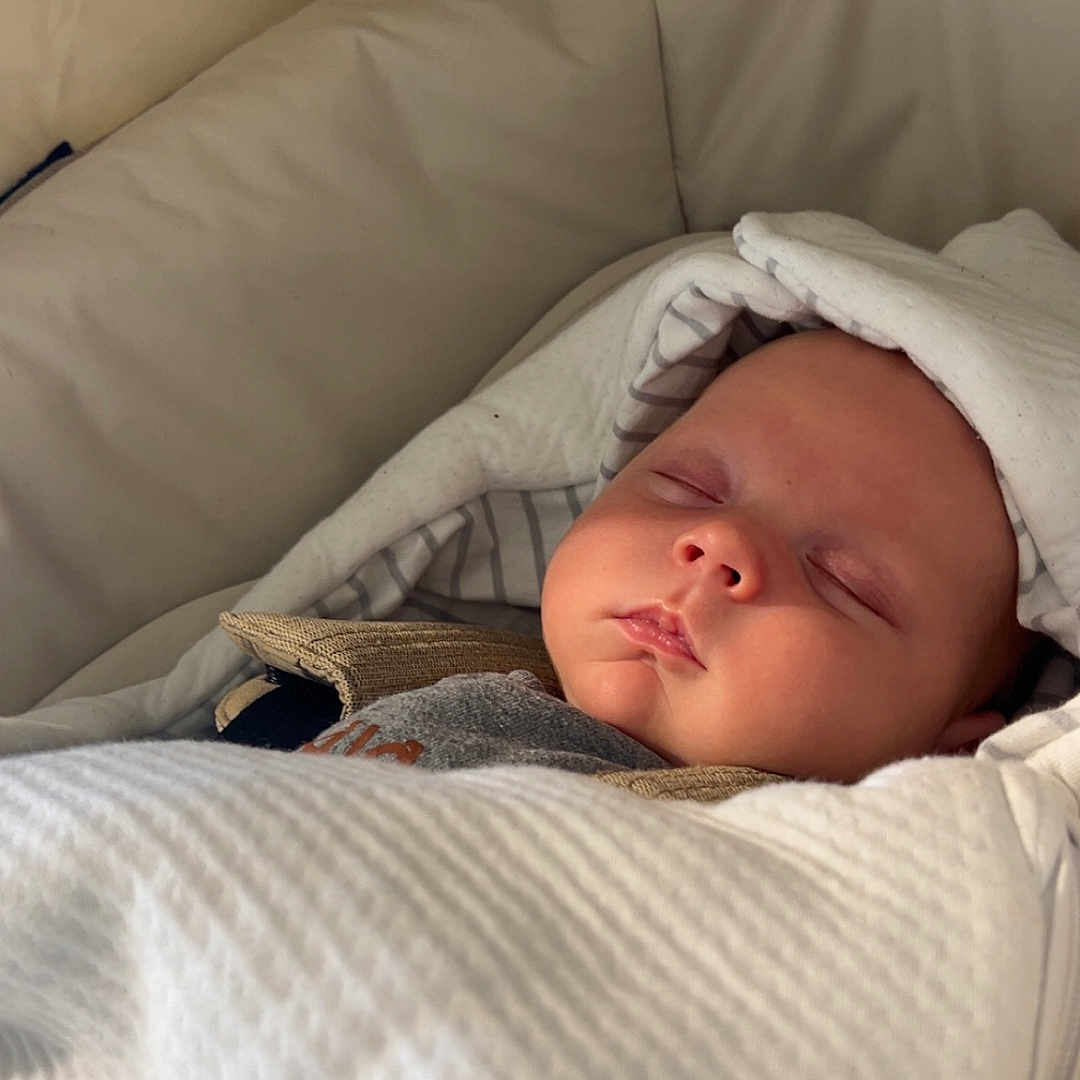 Néo a rejoint le concours — aidez-le/la à gagner de superbes lots ! baby, bassinet, bedding, blanket, cheeks, closeup, cozy, cute, face, hood, indoor, infant, nap, newborn, peaceful, portrait, sleeping, soft_texture, striped_pattern, swaddle