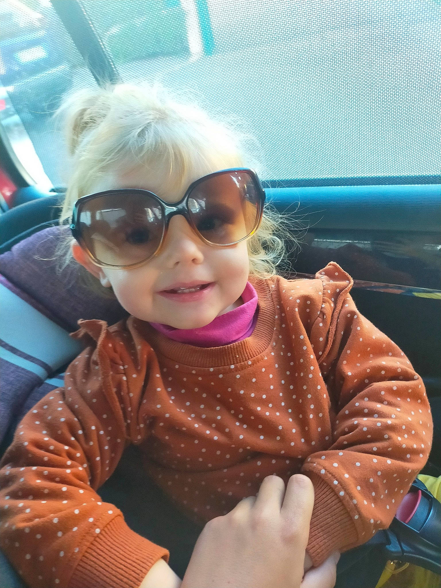 Myla a rejoint le concours — aidez-le/la à gagner de superbes lots ! baby_toddler_clothing, blond, child, cool, eyewear, fun, glasses, goggles, happy, headwear, lip, mouth, person, personal_protective_equipment, recreation, skin, sleeve, smile, sunglasses, toddler