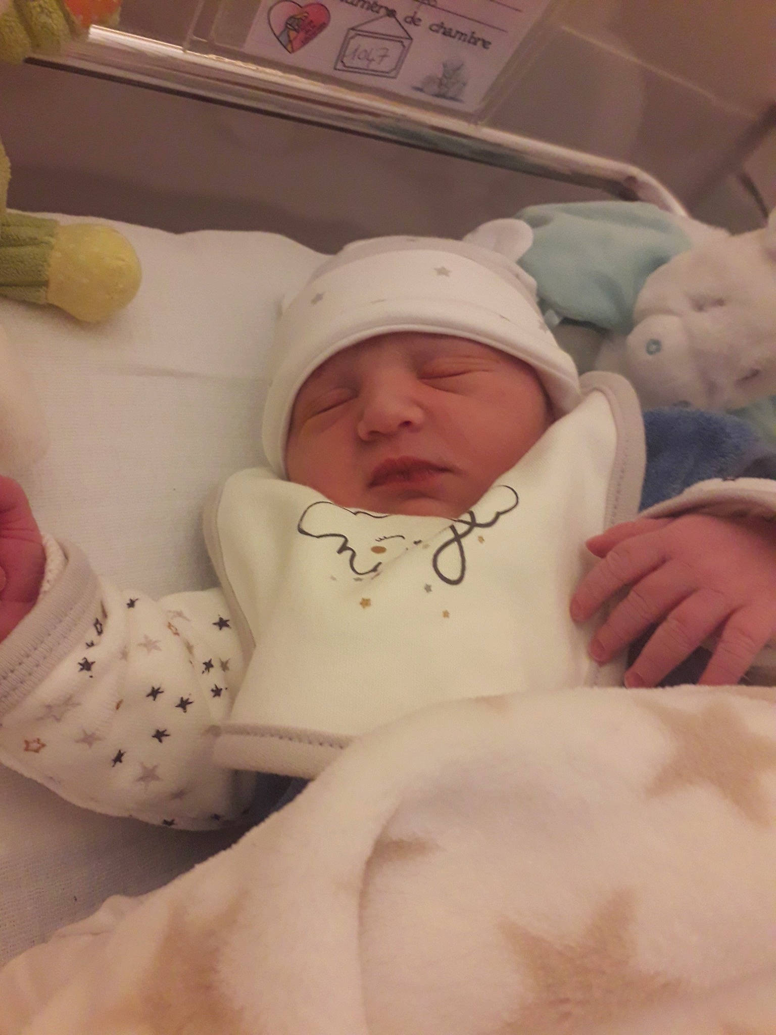 Esteban a rejoint le concours — aidez-le/la à gagner de superbes lots ! baby, birth, child, childbirth, headwear, person