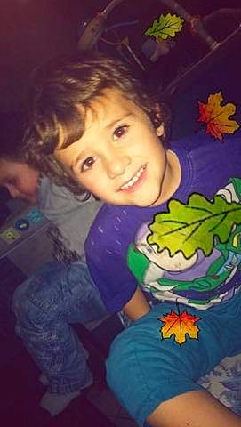 Mathieu participe au concours pour gagner de l'argent avec cette photo : cheek, child, cool, eye, facial_expression, finger, forehead, fun, happy, head, joy, mouth, person, photography, plant, play, smile, space, toddler, tooth