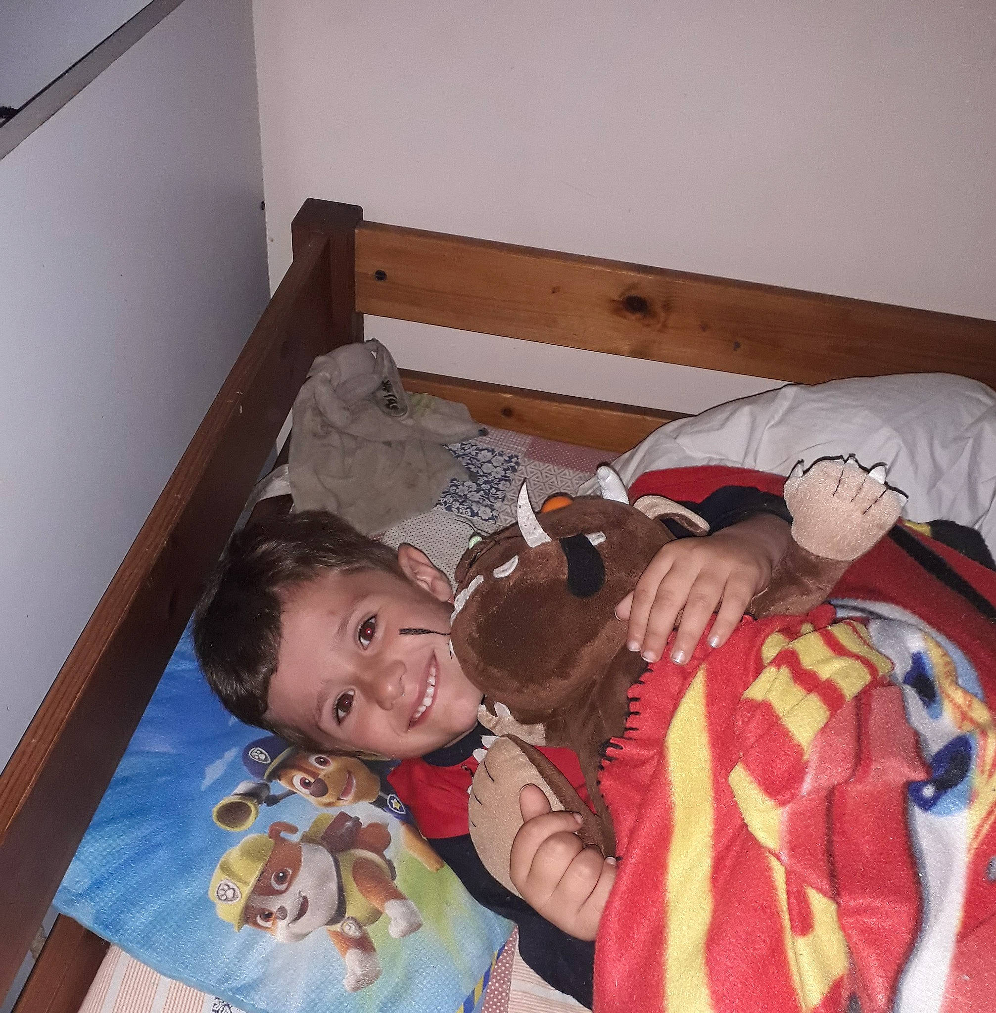 Mathieu participe au concours pour gagner de l'argent avec cette photo : bed, bedtime, child, joy, person, room