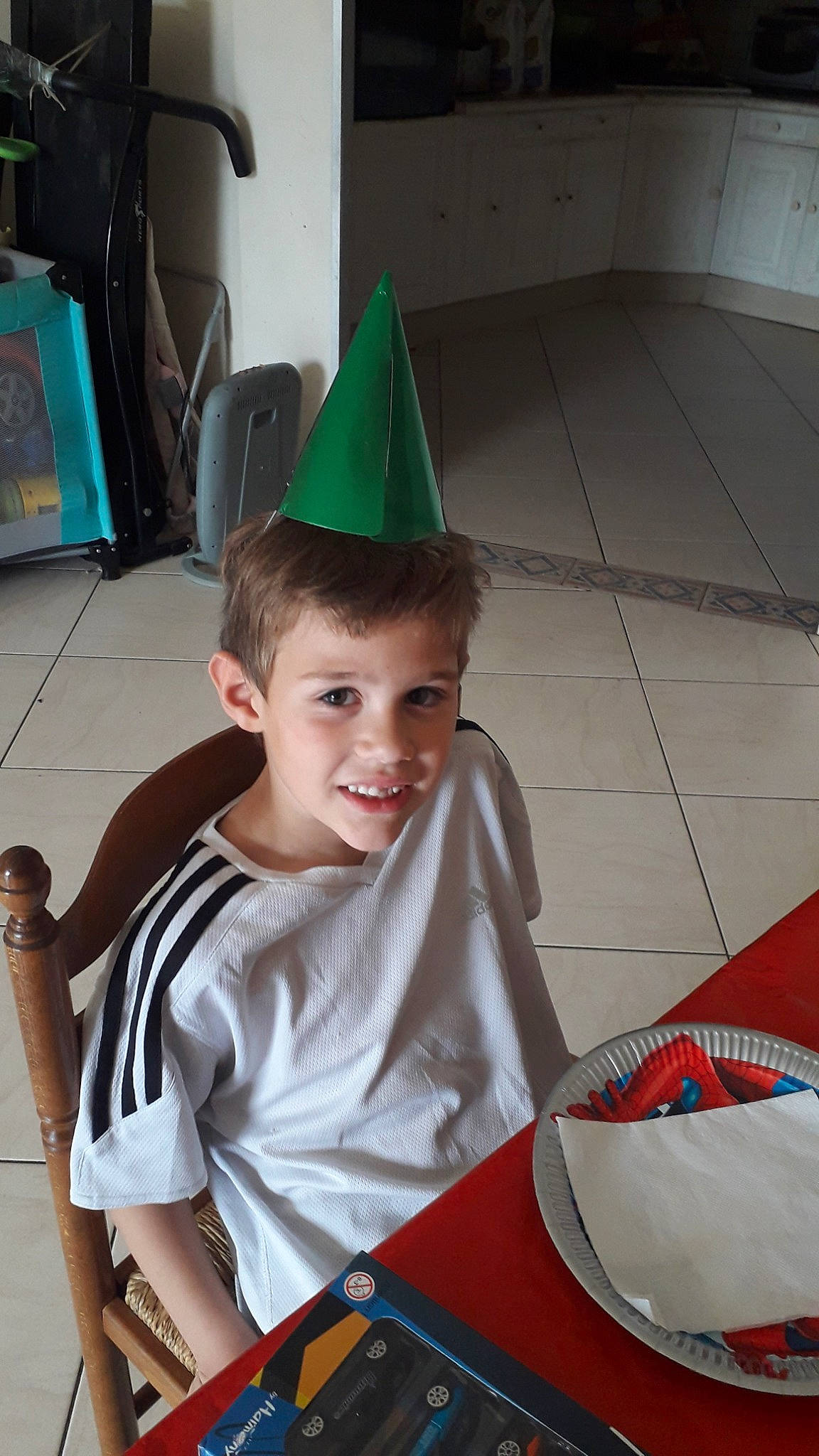 Benjamin a rejoint le concours — aidez-le/la à gagner de superbes lots ! child, costume_hat, hat, headgear, party_hat, person, toddler