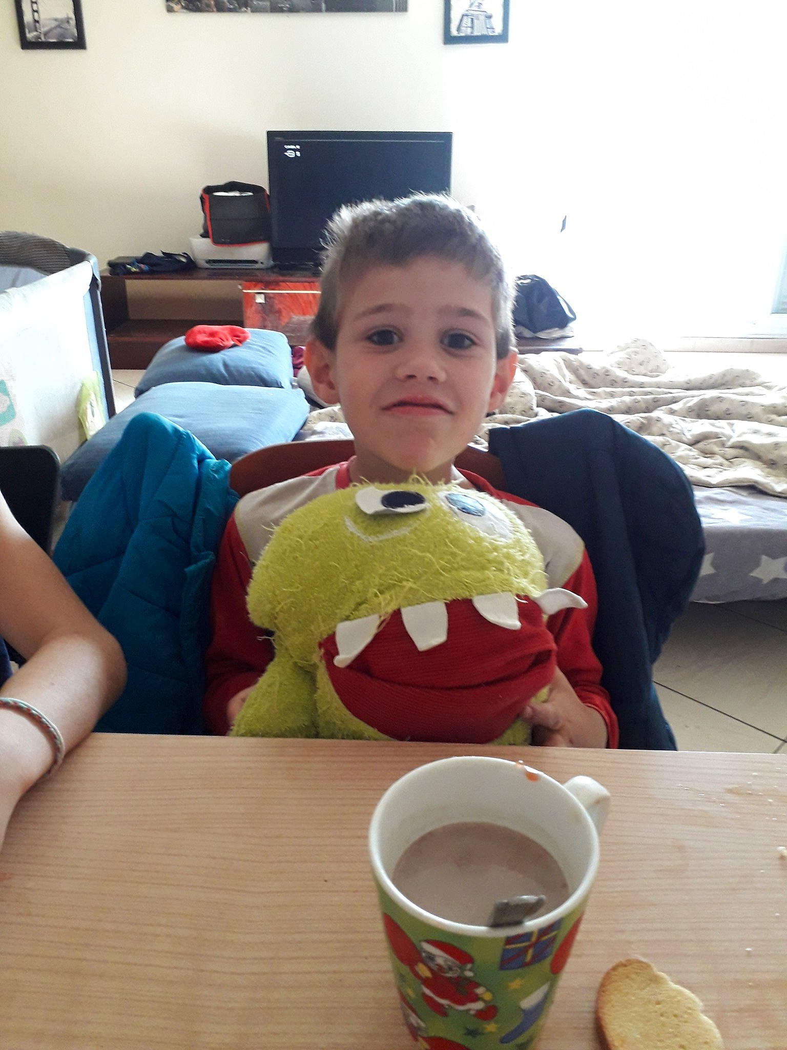 Benjamin participe au concours pour gagner de l'argent avec cette photo : breakfast, child, eating, food, meal, person, play, tableware, toddler