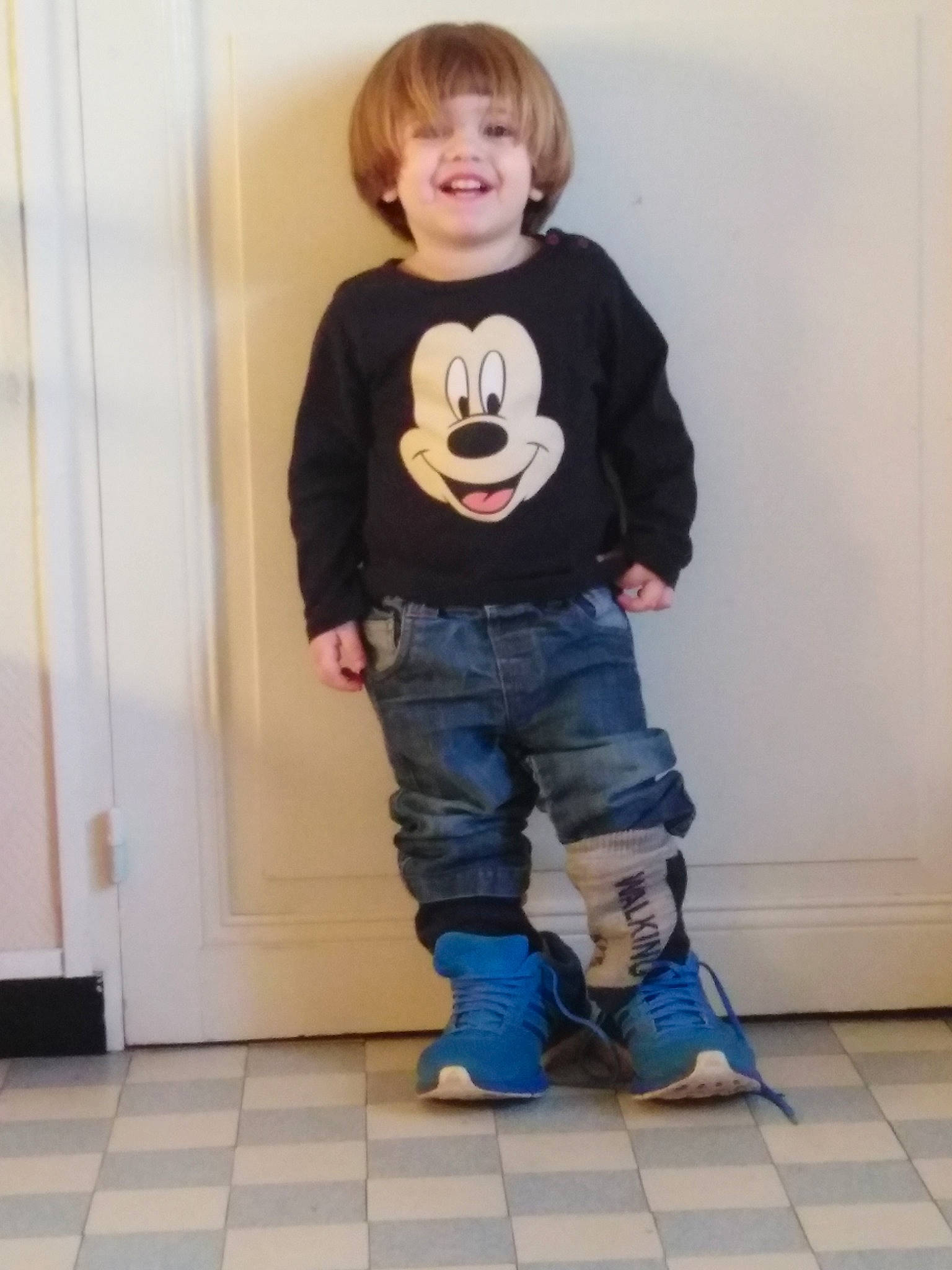 évan a rejoint le concours — aidez-le/la à gagner de superbes lots ! arm, child, clothing, cool, costume, denim, footwear, jeans, joy, leg, male, outerwear, person, pocket, shoe, sleeve, smile, standing, t_shirt, toddler
