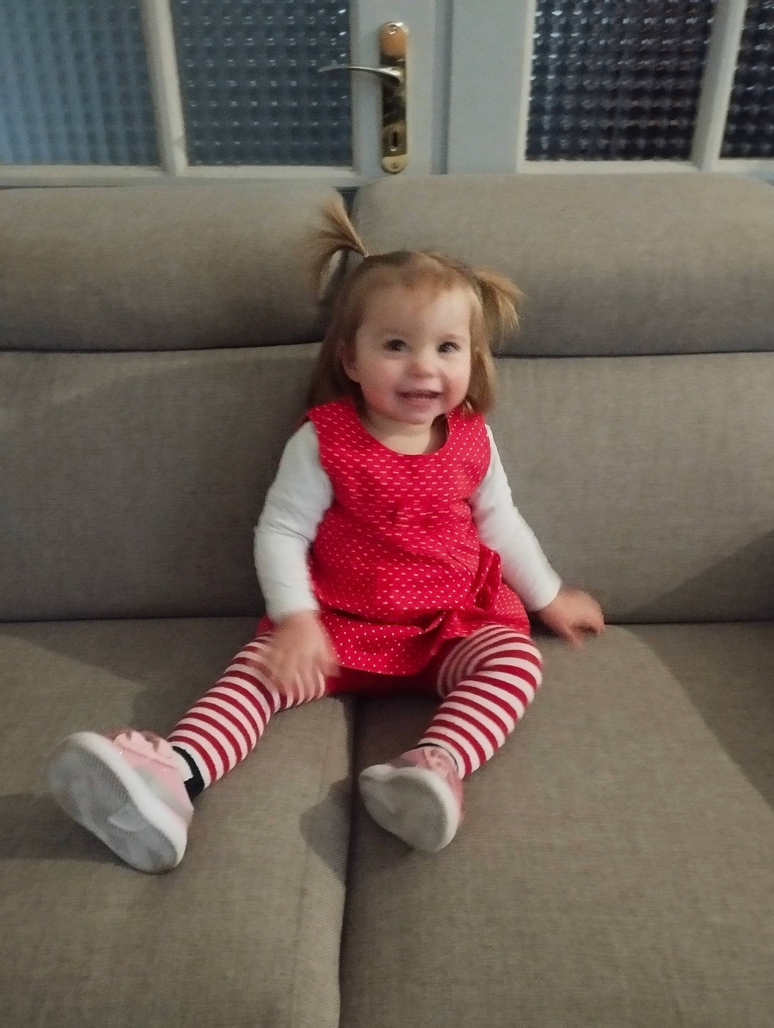 Lyhna a rejoint le concours — aidez-le/la à gagner de superbes lots ! baby, baby_toddler_clothing, comfort, couch, eye, floor, flooring, hair, head, human_body, human_leg, joy, knee, leg, person, sleeve, smile, sock, textile, thigh