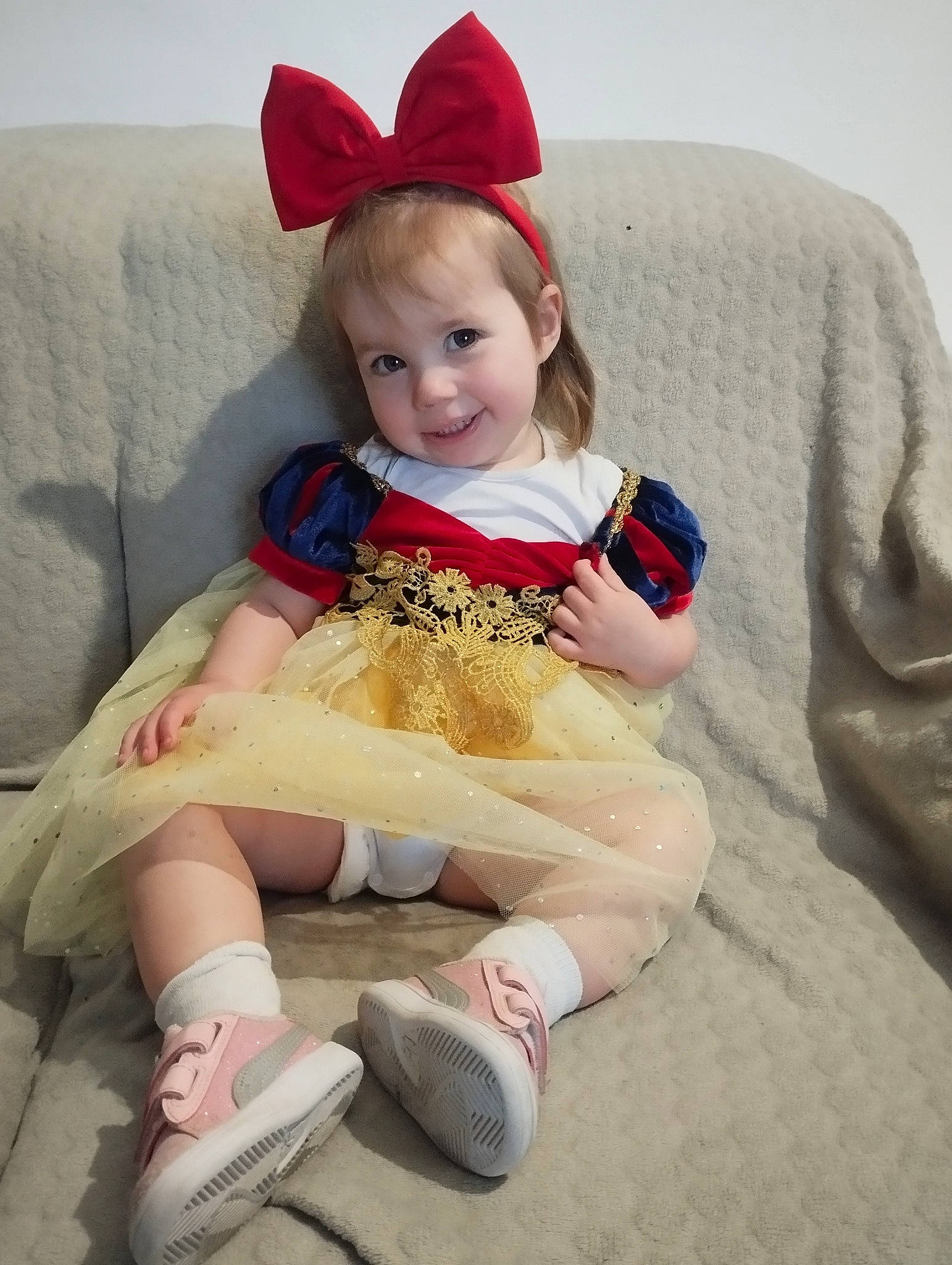 Lyhna a rejoint le concours — aidez-le/la à gagner de superbes lots ! arm, baby_toddler_clothing, blond, child, costume_hat, dress, human_leg, joy, knee, leg, mythical_creature, person, pink, shoe, sitting, skin, sleeve, smile, sock, thigh