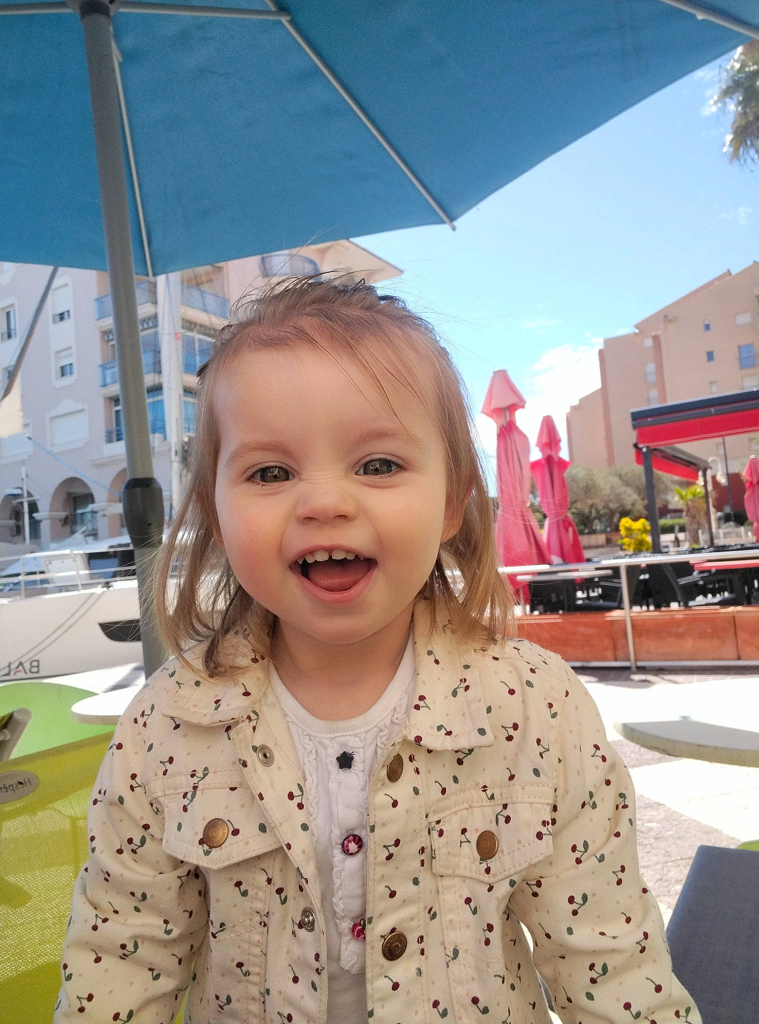 Lyhna participe au concours pour gagner de l'argent avec cette photo : blond, child, daytime, fun, happy, iris, joy, leisure, lip, people, person, photograph, public_space, recreation, skin, sky, sleeve, smile, snapshot, toddler