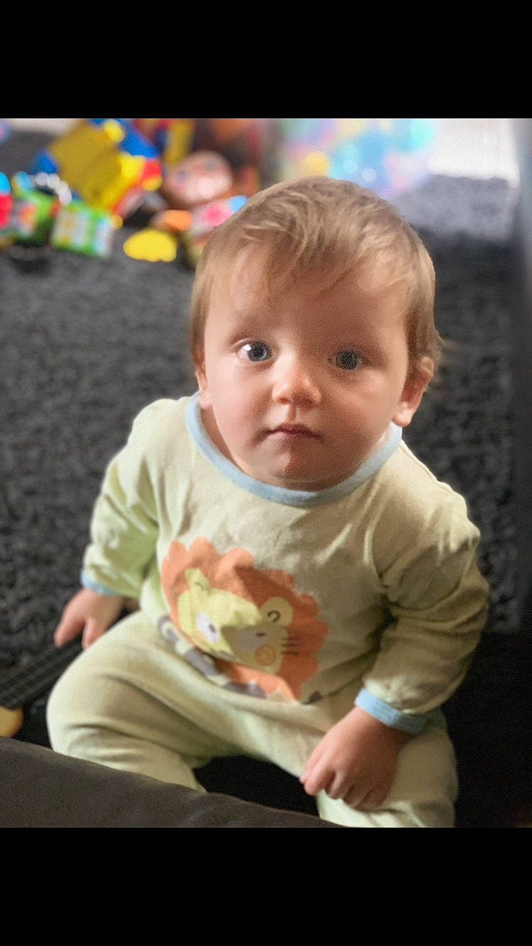 Louis a rejoint le concours — aidez-le/la à gagner de superbes lots ! baby, cheek, child, person, play, sitting, smile, toddler