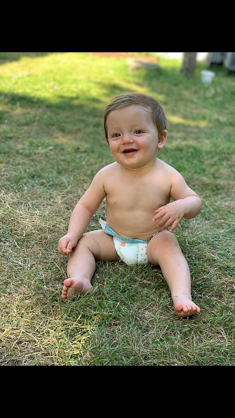Louis participe au concours pour gagner de l'argent avec cette photo : abdomen, baby, barefoot, child, diaper, finger, fun, grass, joy, lawn, meadow, person, photograph, photography, plant, portrait, sitting, skin, smile, summer