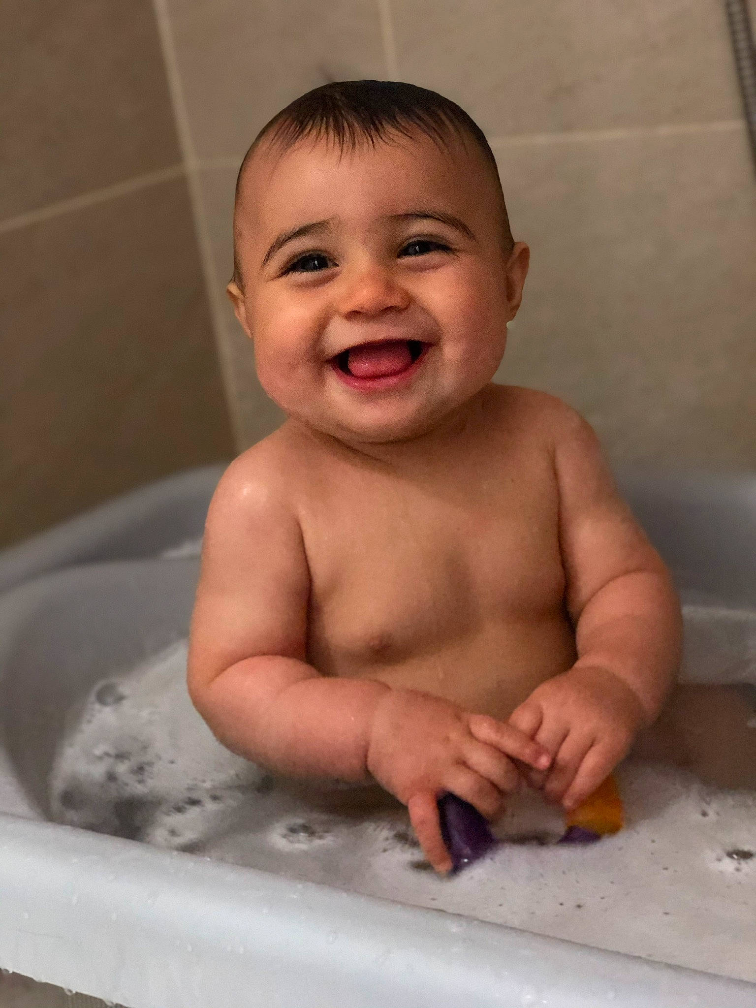 Azur participe au concours pour gagner de l'argent avec cette photo : baby, baby_bathing, bathing, bathtub, child, chin, face, facial_expression, joy, person, skin, smile, toddler, washing