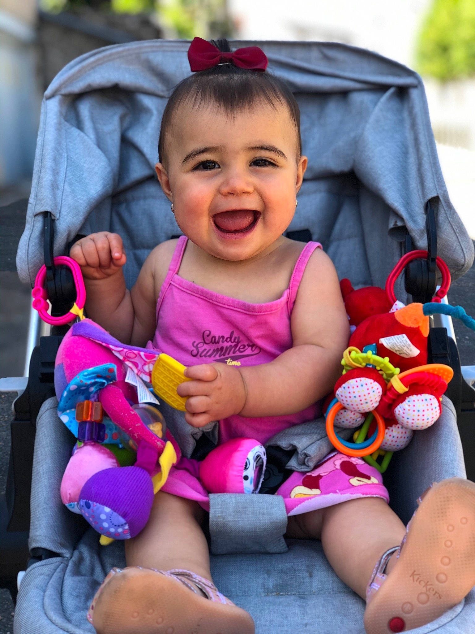 Azur participe au concours pour gagner de l'argent avec cette photo : baby, baby_carriage, baby_products, child, finger, fun, joy, people, person, pink, play, product, sitting, skin, smile, toddler, vacation