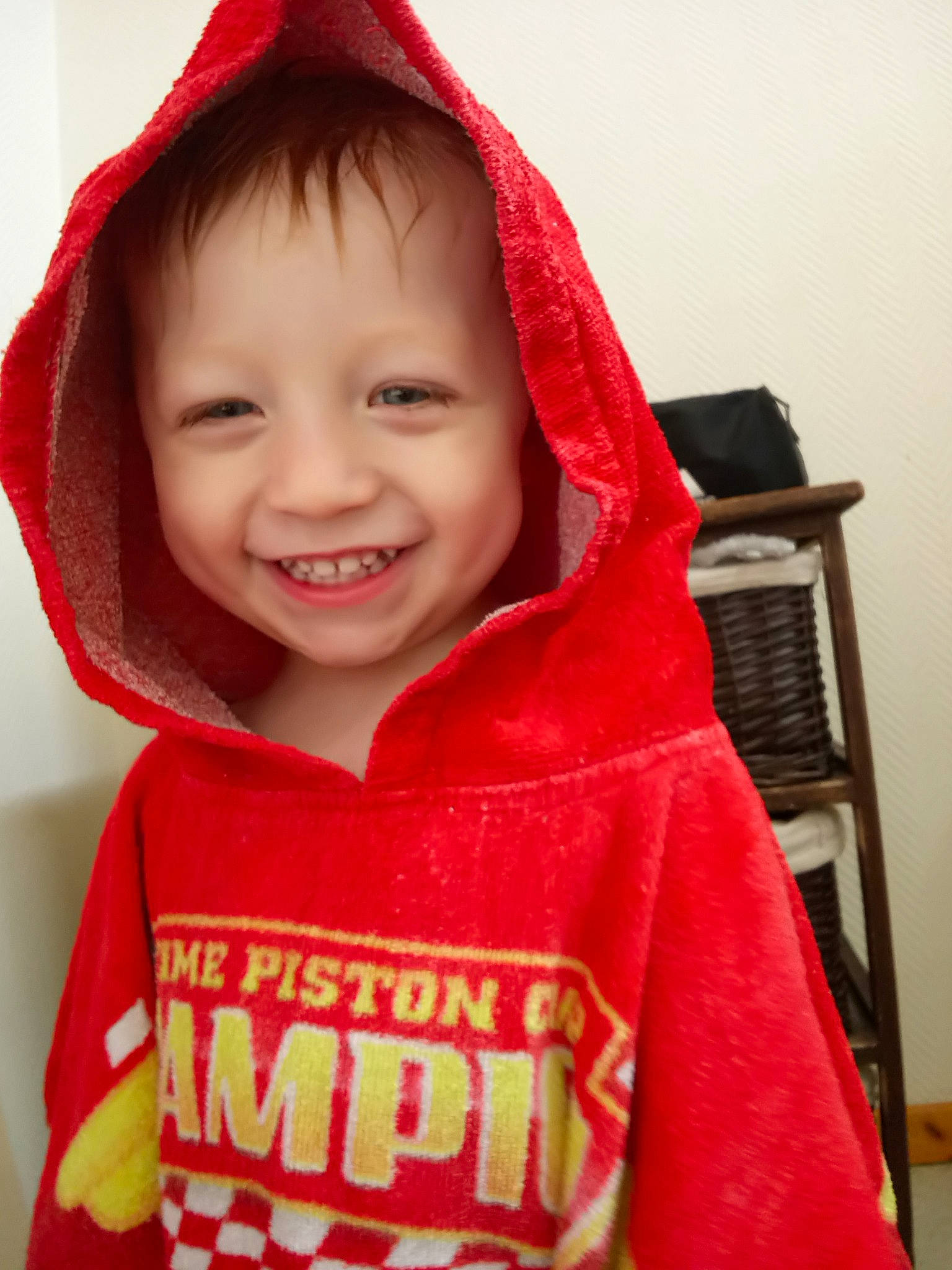 Nino participe au concours pour gagner de l'argent avec cette photo : baby, cheek, child, child_model, facial_expression, happy, head, hood, hoodie, jacket, joy, laugh, lip, outerwear, person, red, skin, sleeve, smile, textile