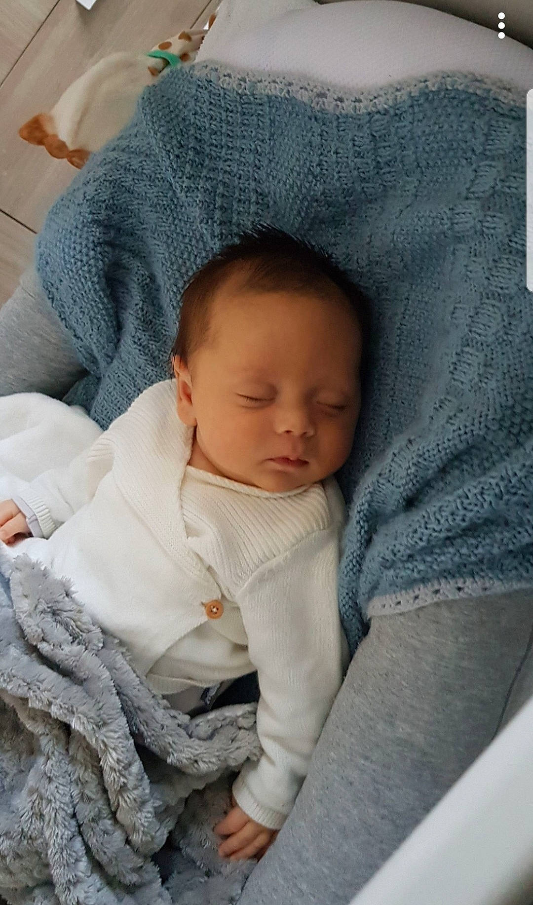 Lyah a rejoint le concours — aidez-le/la à gagner de superbes lots ! baby, baby_products, baby_sleeping, baby_toddler_clothing, cheek, child, collar, comfort, eye, fur, head, linens, nap, person, product, sitting, skin, sleeve, textile, toddler