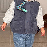 Nino participe au concours pour gagner de l'argent avec cette photo : brown_hair, child, door, face, fleece_vest, floor, hands, head, indoor, jeans, long_sleeve_shirt, pacifier, pacifier_clip, portrait, shoes, sneakers, standing, tiled_floor, toddler, walking