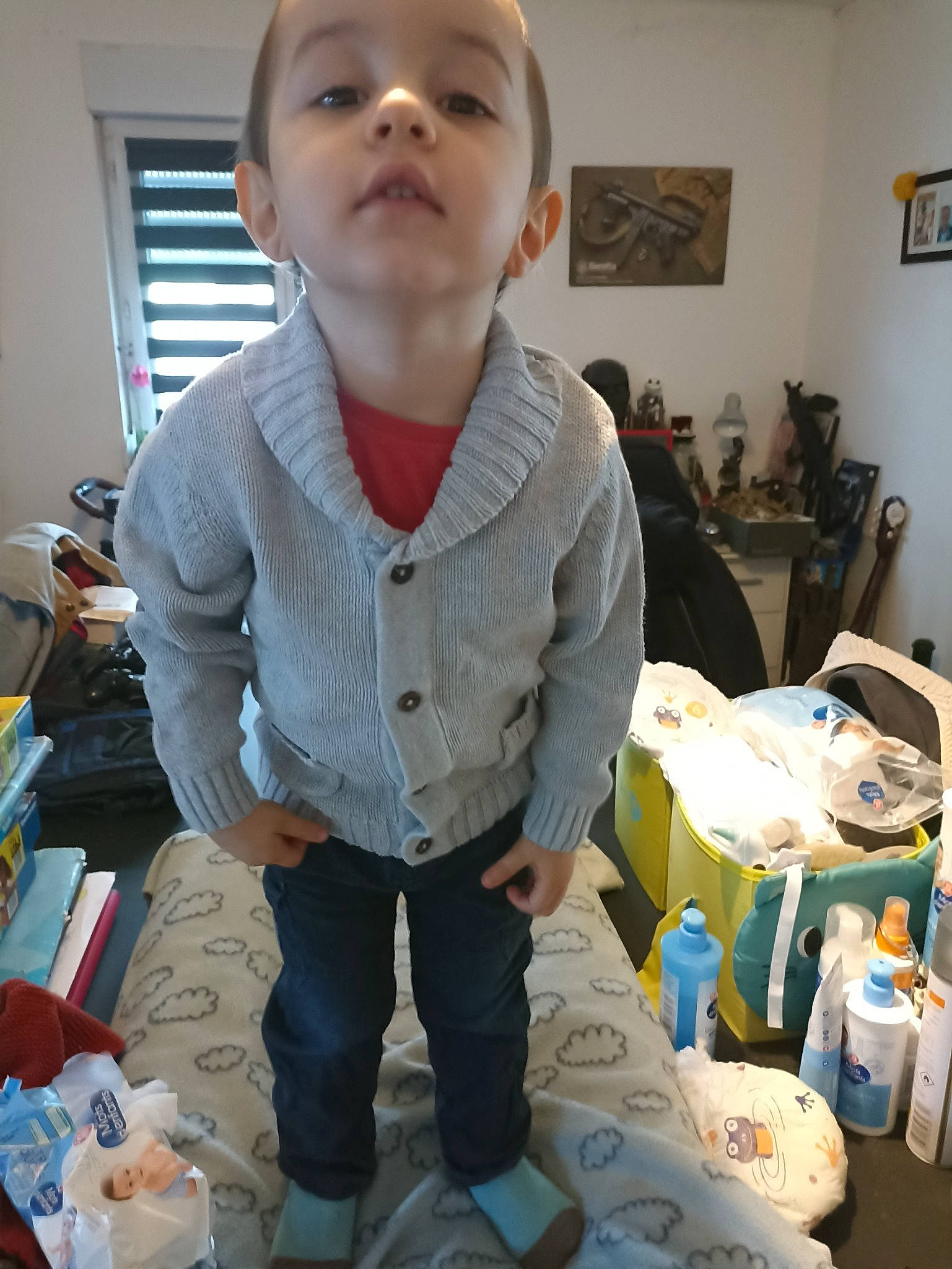 Leeroy participe au concours pour gagner de l'argent avec cette photo : baby, baby_toddler_clothing, box, cheek, child, dress_shirt, event, fun, houseplant, pattern, person, picture_frame, plastic, room, shipping_box, sitting, sleeve, t_shirt, textile, toddler