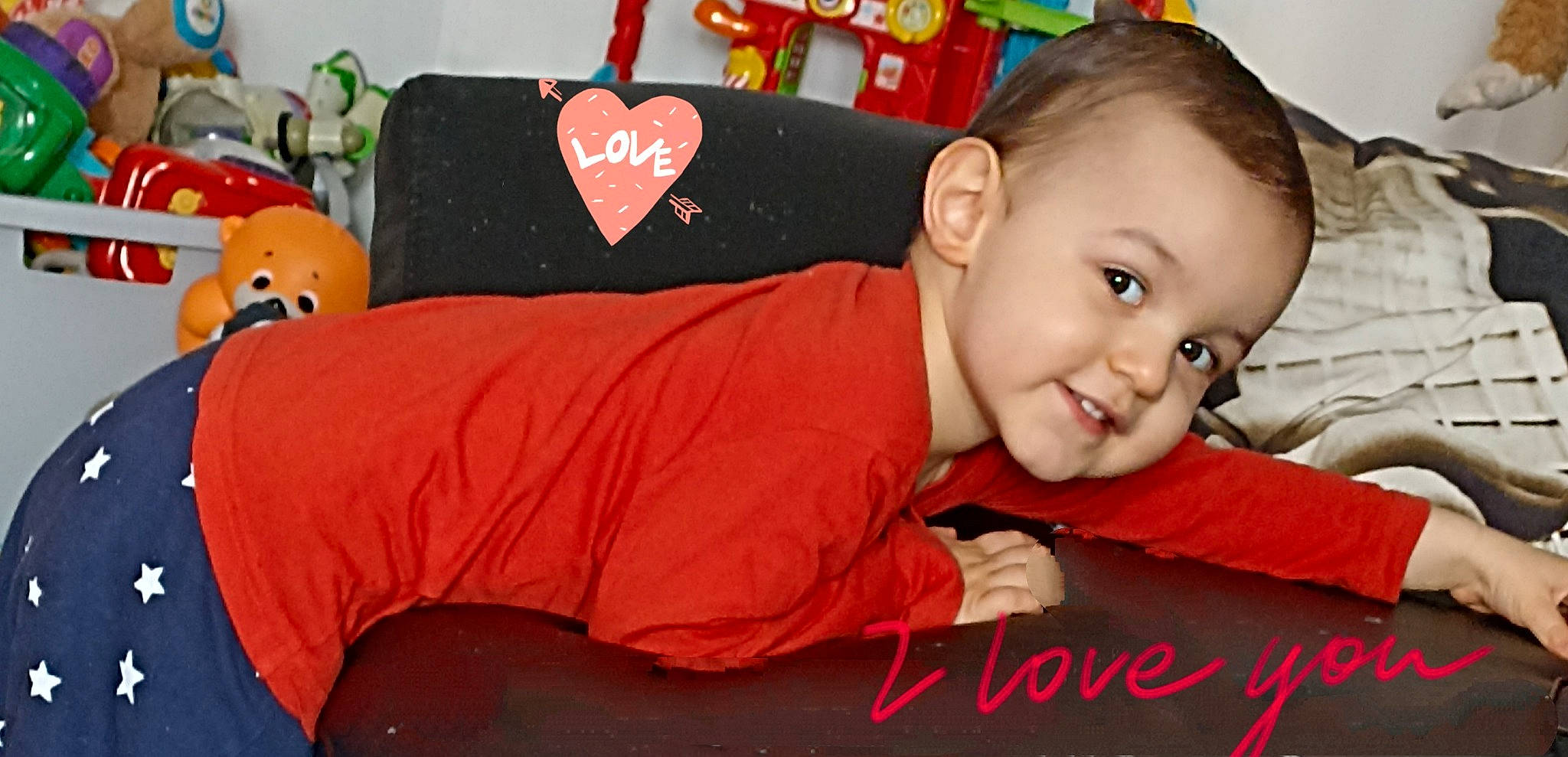 Leeroy a rejoint le concours — aidez-le/la à gagner de superbes lots ! baby, baby_toddler_clothing, carmine, child, comfort, event, fun, happy, holiday, human_body, linens, orange, pattern, person, red, room, sitting, sleeve, smile, t_shirt