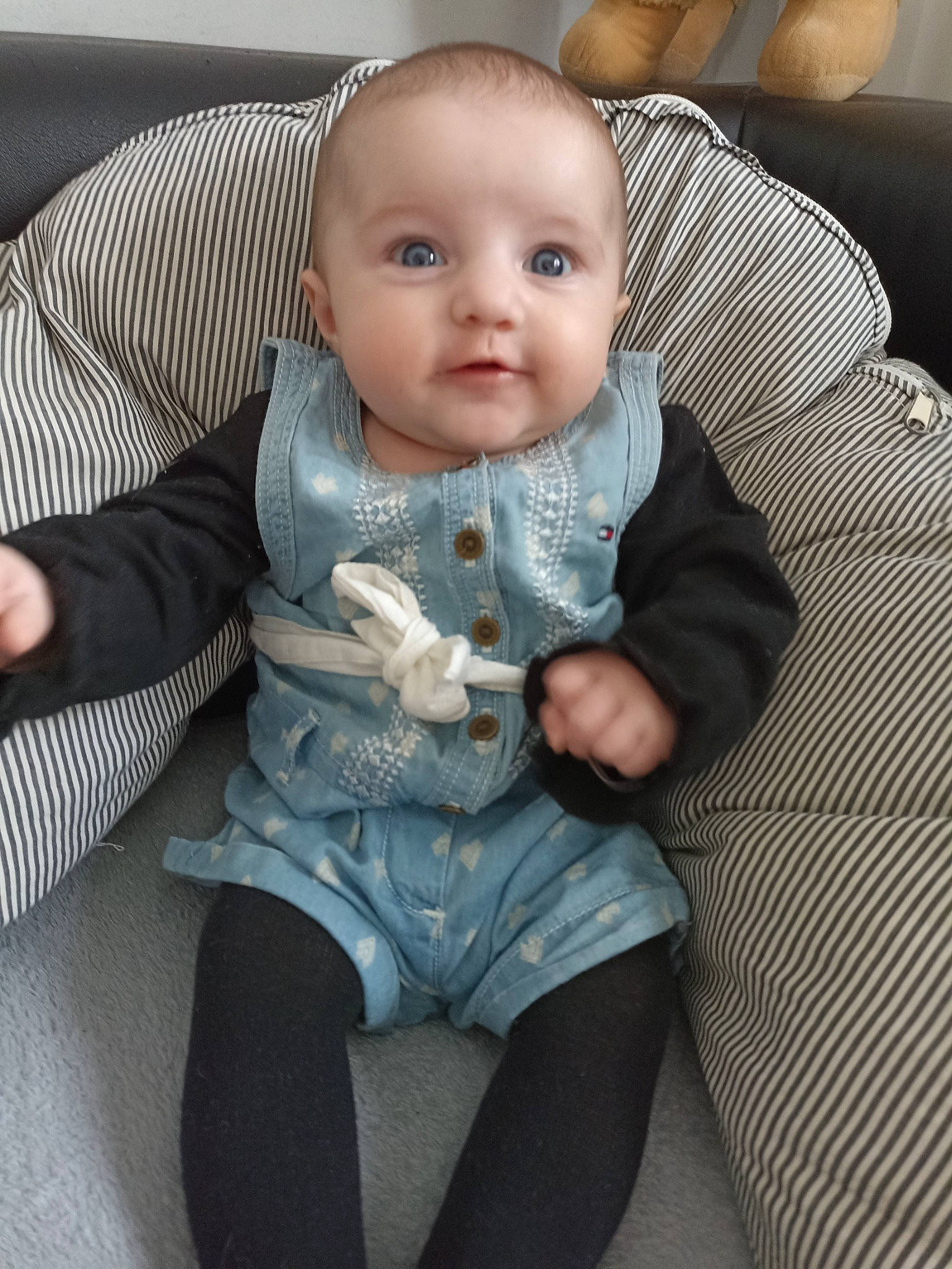 Léa a rejoint le concours — aidez-le/la à gagner de superbes lots ! baby, baby_carriage, baby_products, baby_toddler_clothing, car_seat, chair, cheek, child, comfort, eye, finger, lap, leg, neck, person, seat_belt, sitting, skin, sleeve, thigh