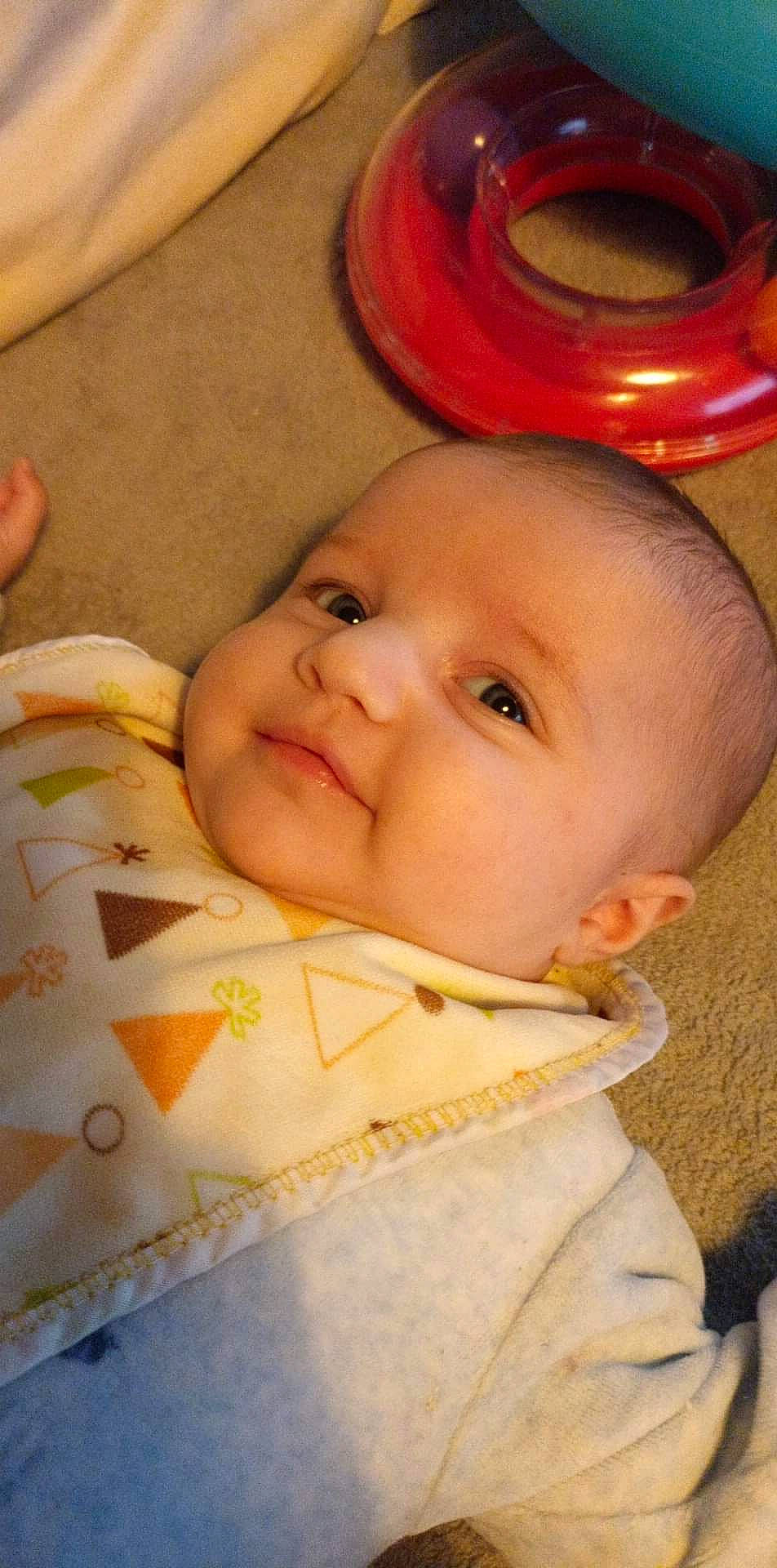 Léa a rejoint le concours — aidez-le/la à gagner de superbes lots ! baby, baby_toddler_clothing, cheek, child, comfort, eyebrow, finger, fun, happy, head, iris, lip, nose, orange, organ, person, serveware, skin, smile, toddler