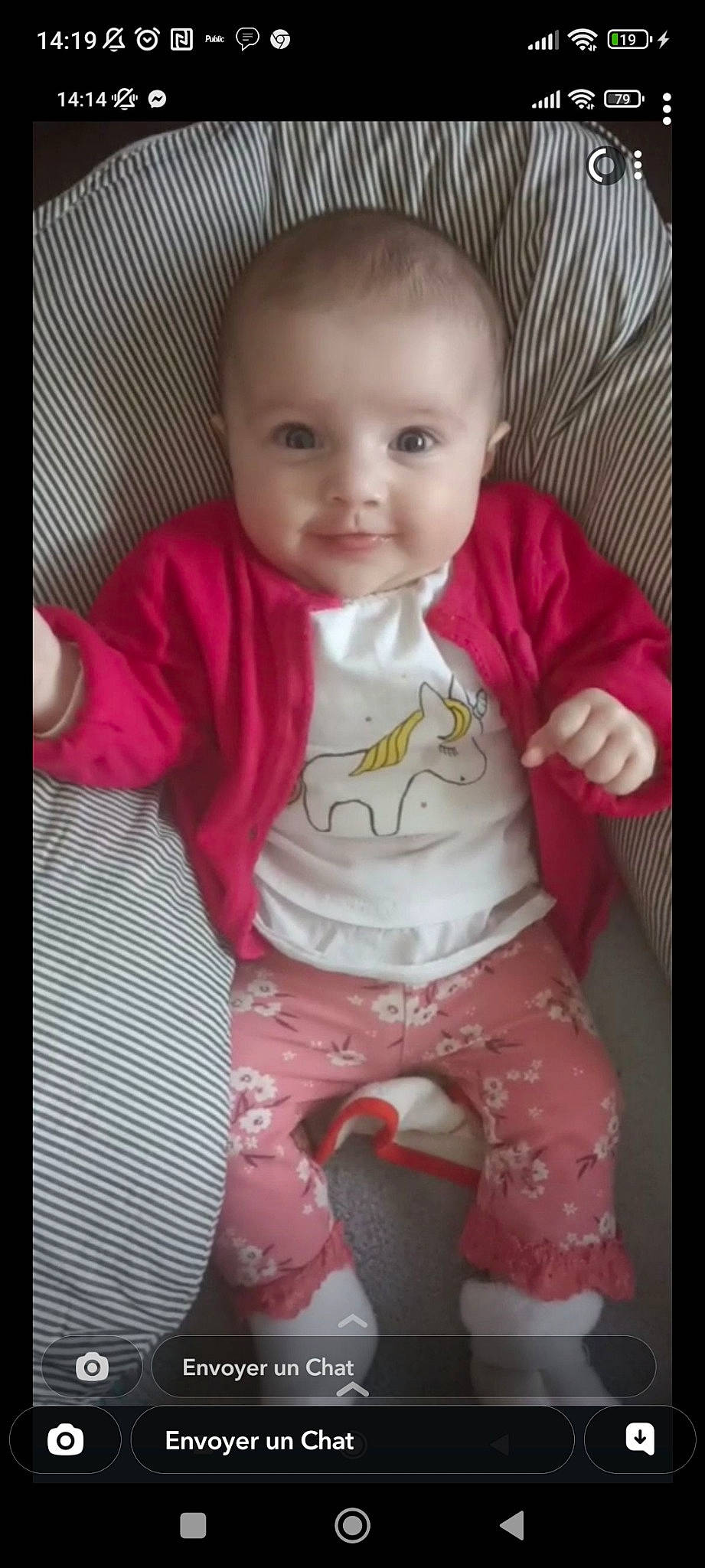 Léa a rejoint le concours — aidez-le/la à gagner de superbes lots ! baby, baby_products, baby_toddler_clothing, cheek, child, comfort, facial_expression, happy, linens, magenta, mouth, nose, pattern, person, pink, sitting, skin, sleeve, smile, t_shirt