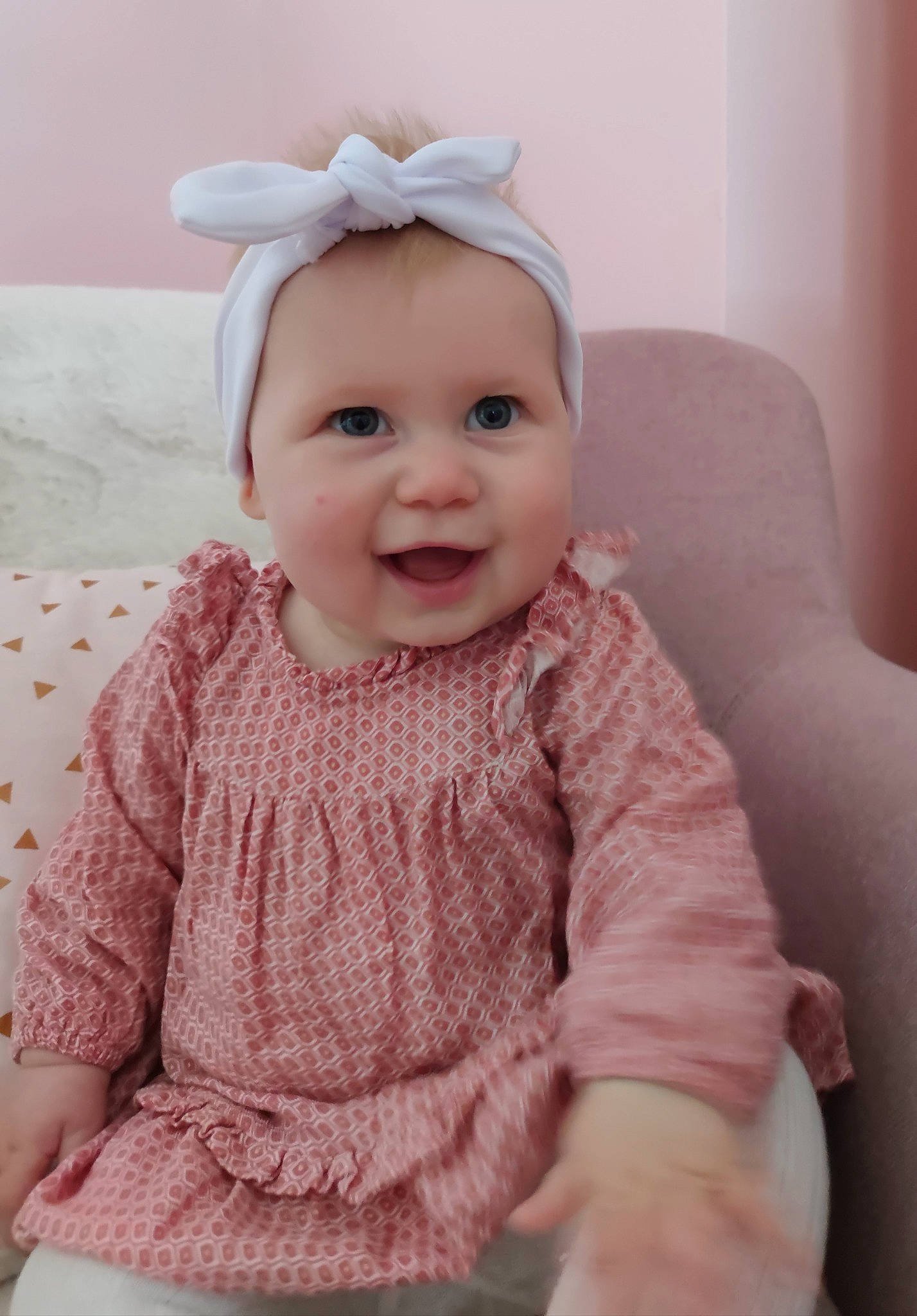 Jade participe au concours pour gagner de l'argent avec cette photo : baby, baby_toddler_clothing, cheek, child, clothing, eye, face, happy, head, headgear, iris, lip, outerwear, person, pink, purple, skin, sleeve, smile, toddler