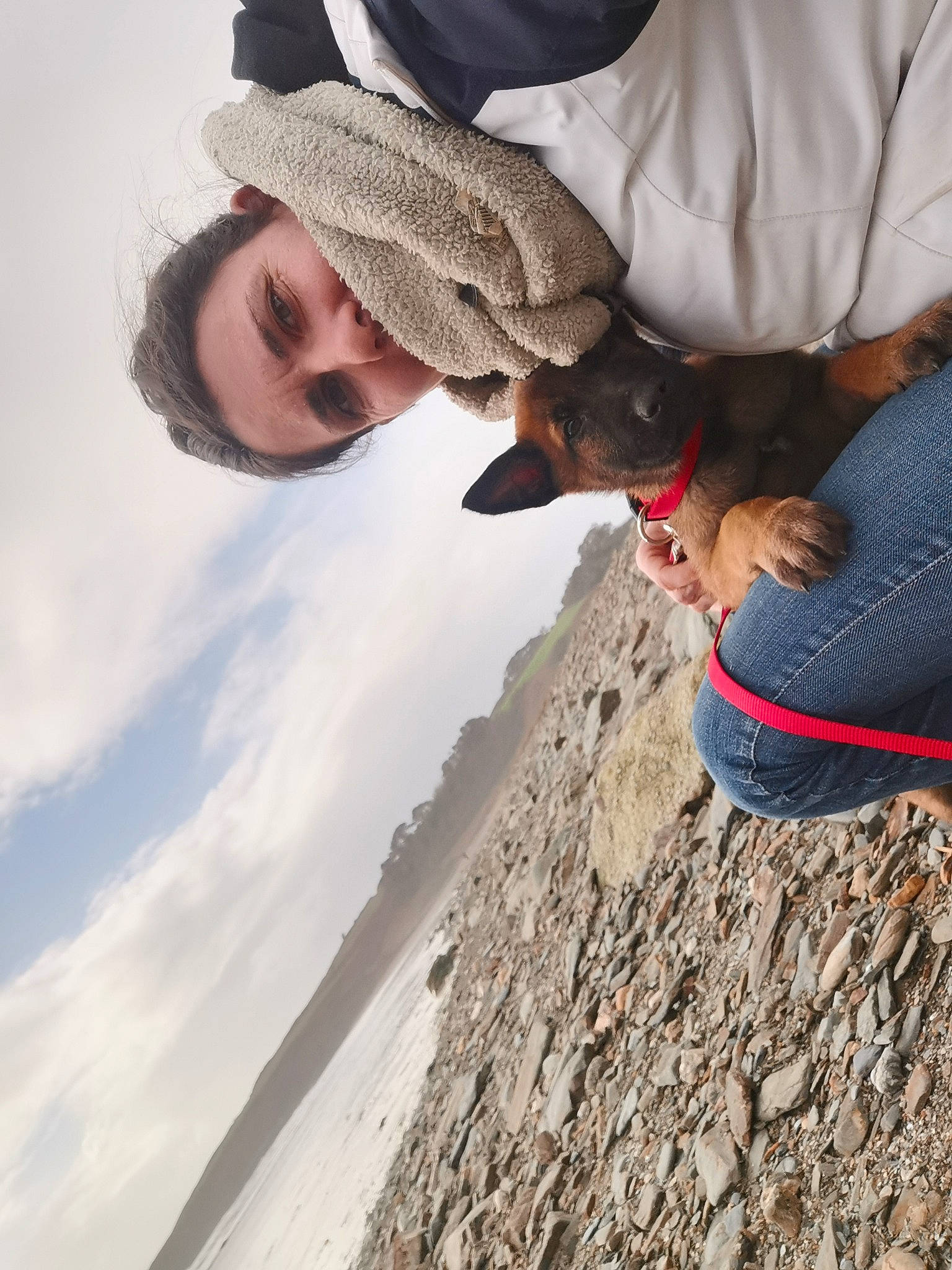 Ulkan participe au concours pour gagner de l'argent avec cette photo : adventure, beach, cap, eyewear, fashion_accessory, fun, gesture, happy, landscape, leisure, ocean, people_in_nature, recreation, rock, sand, sky, soil, sun_hat, travel, vacation